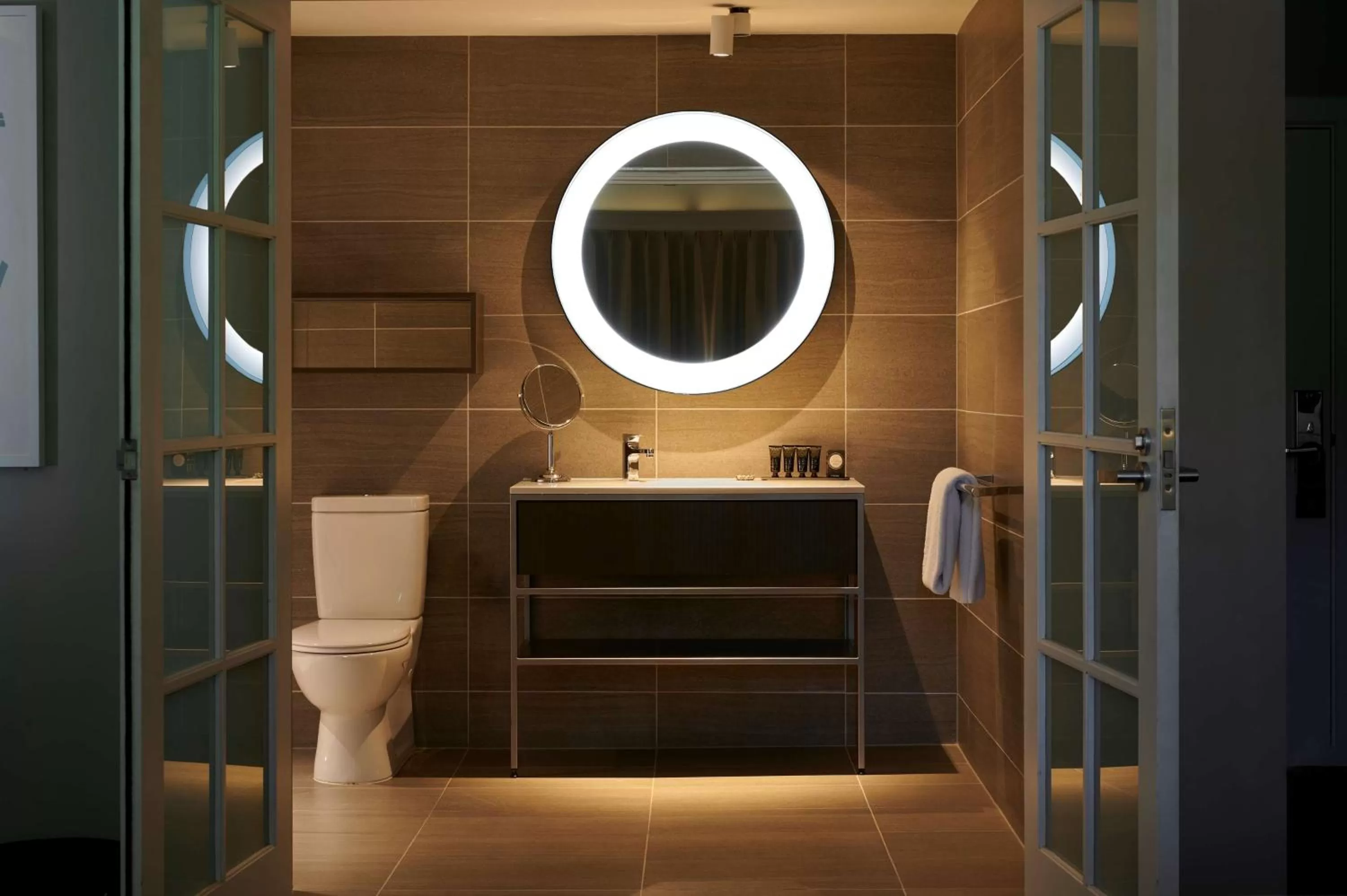 Bathroom in Hotel Kurrajong Canberra