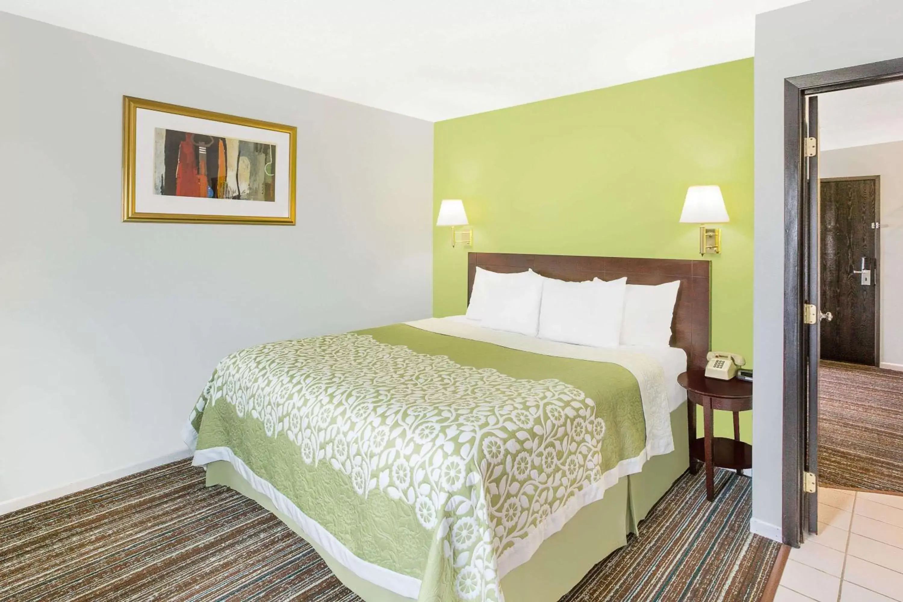 Photo of the whole room, Bed in Days Inn by Wyndham York
