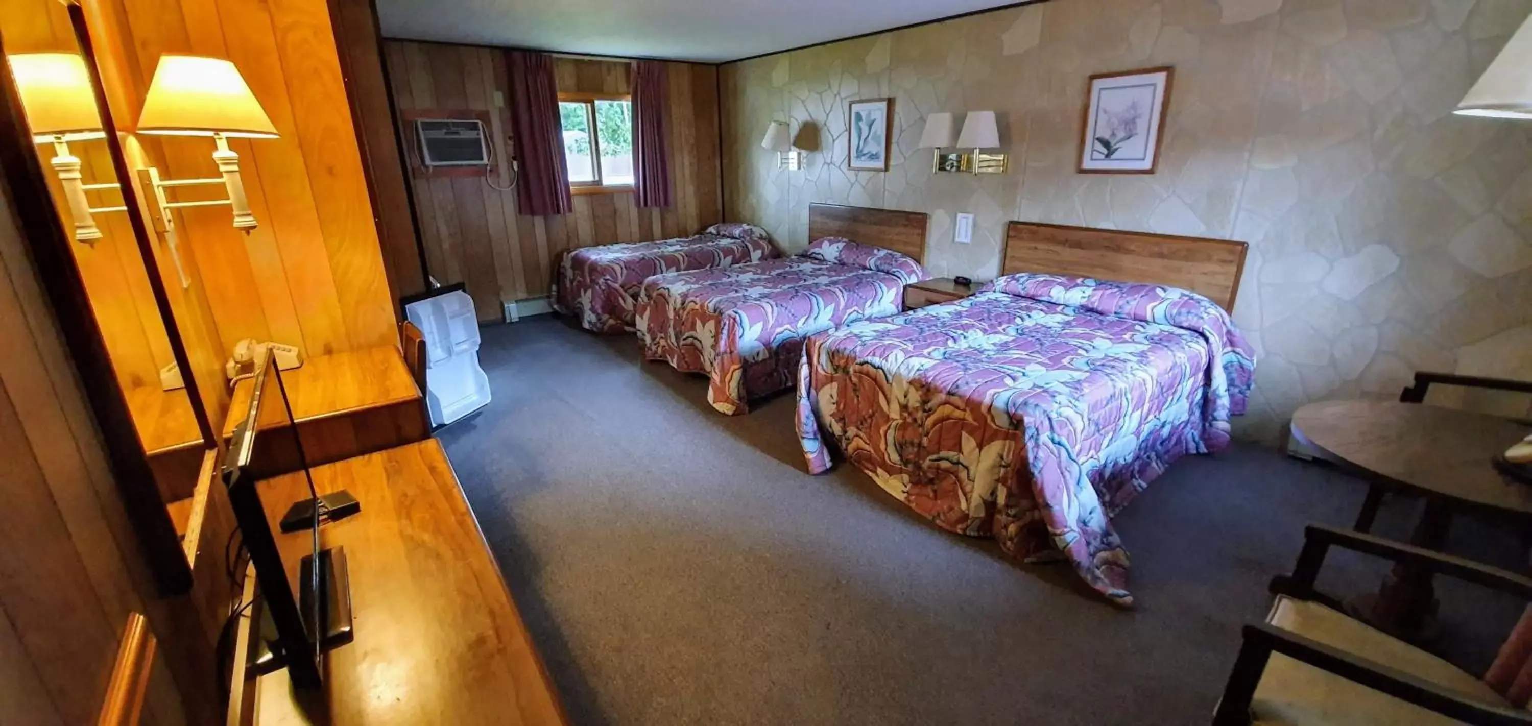 Photo of the whole room, Bed in Red Ranch Inn