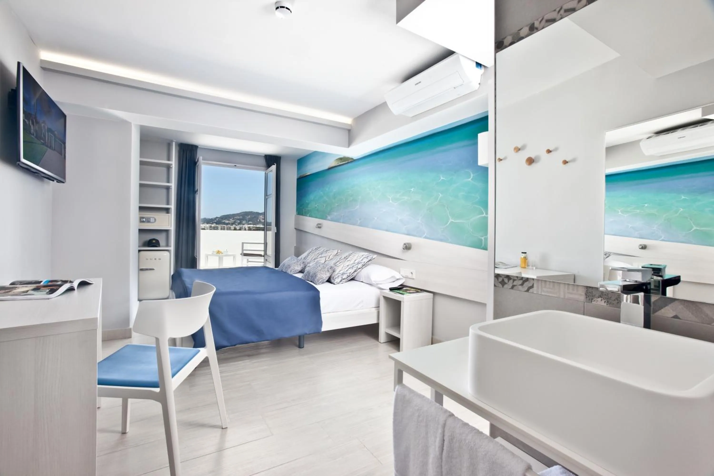 Penthouse Room with Sea View in Ryans La Marina