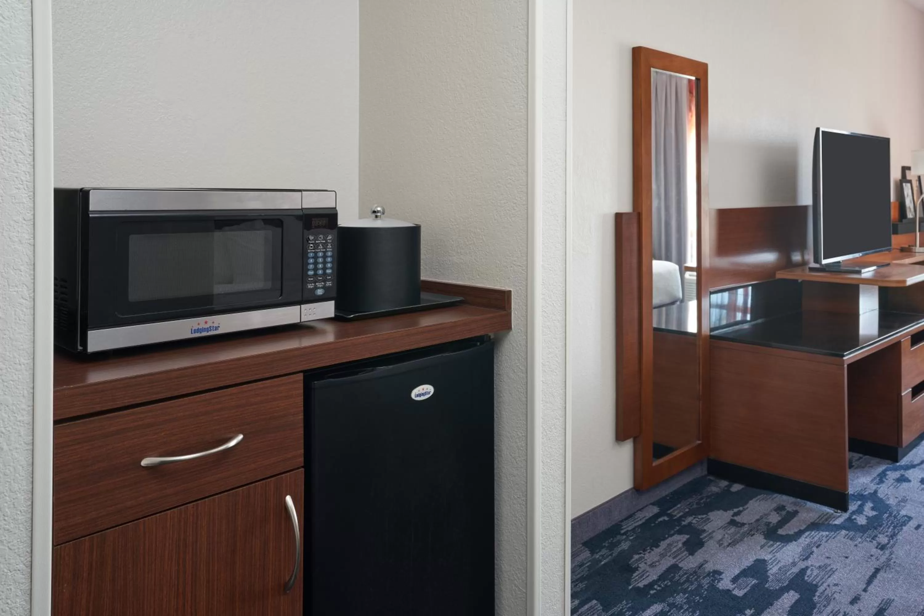 minibar in Fairfield Inn & Suites by Marriott Orlando International Drive/Convention Center