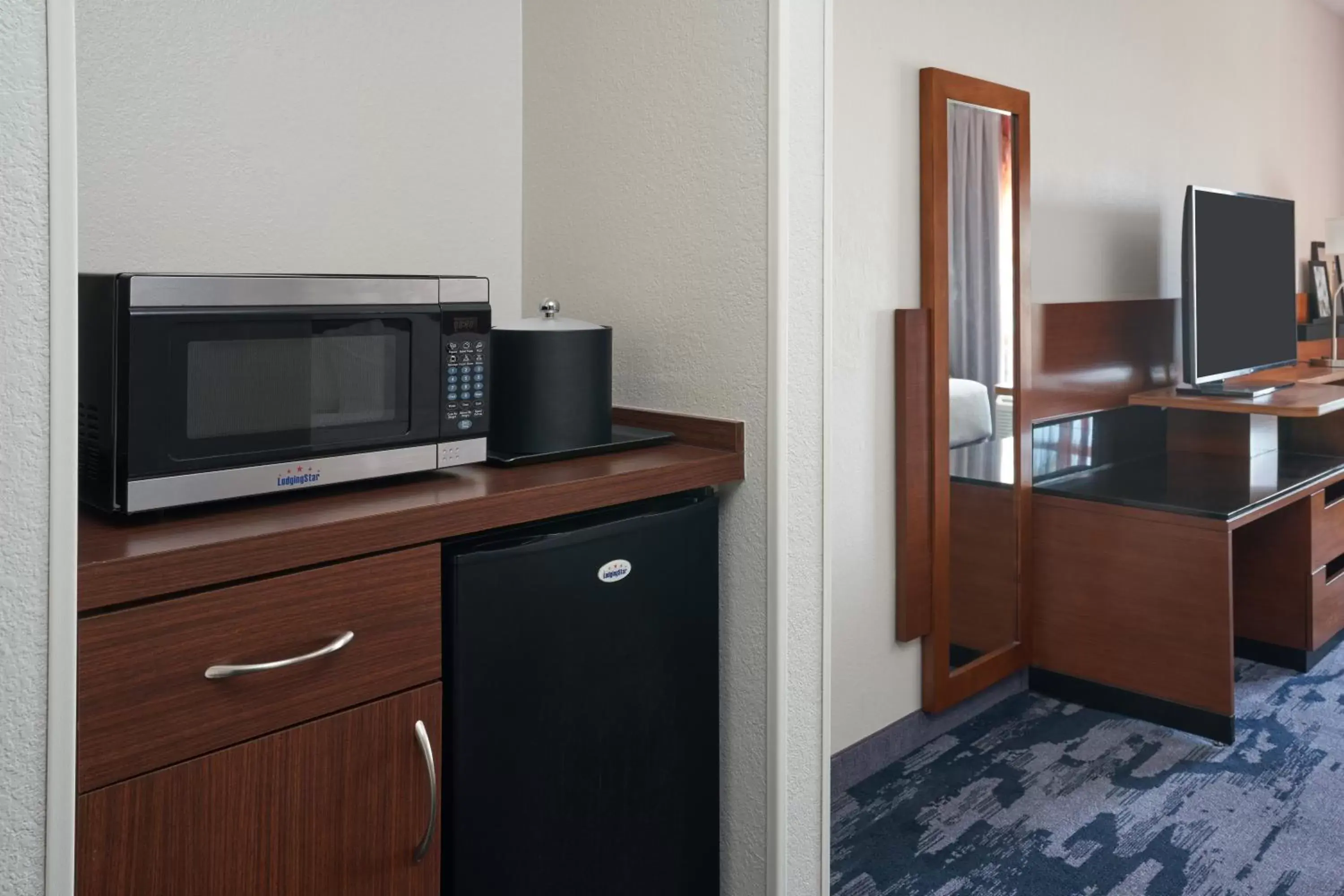 minibar, TV/Entertainment Center in Fairfield Inn & Suites by Marriott Orlando International Drive/Convention Center