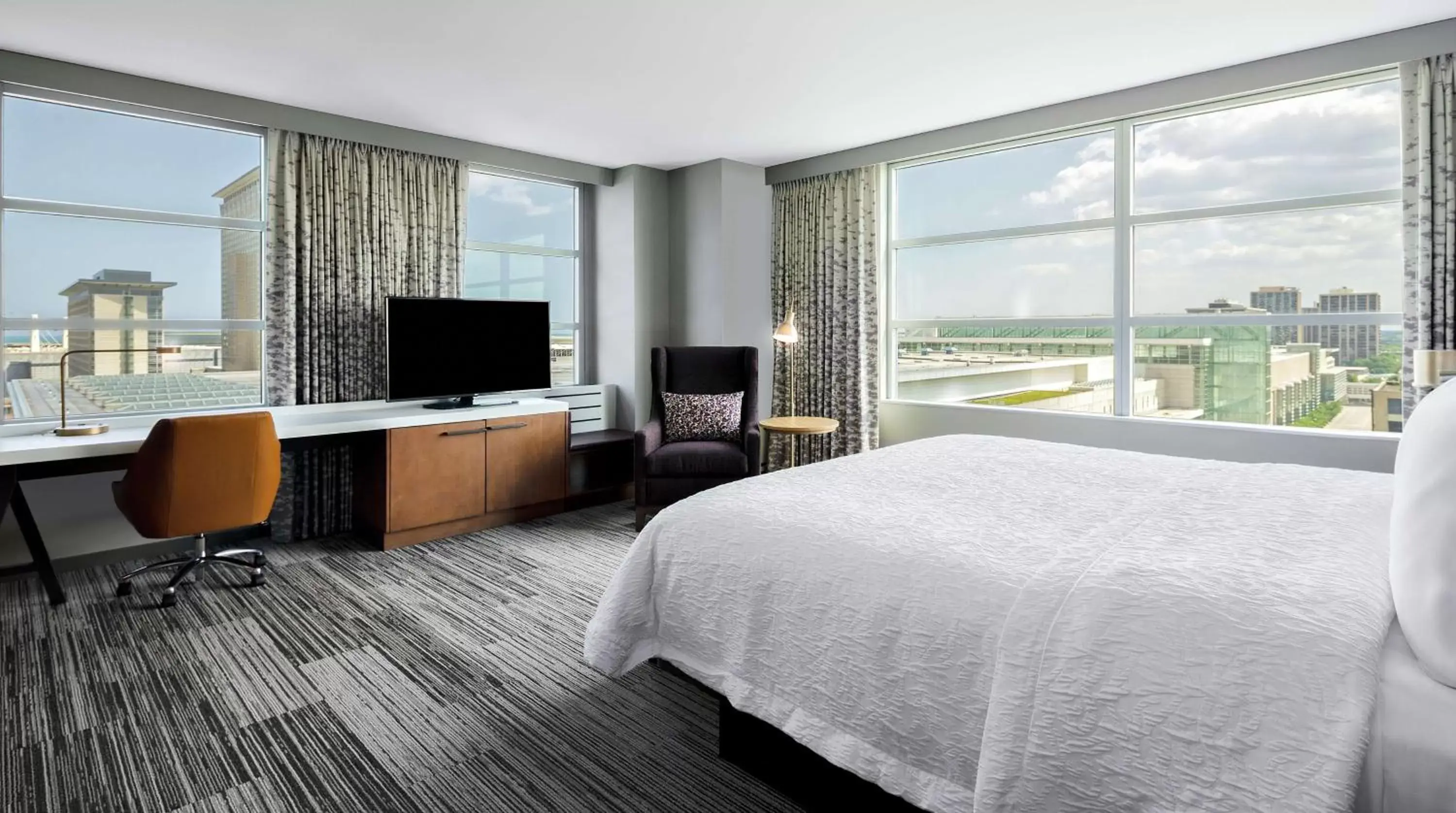 Bedroom, TV/Entertainment Center in Hilton Garden Inn Chicago McCormick Place