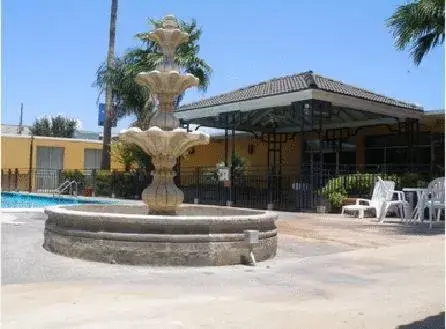 Swimming pool, Property Building in Americas Best Value Inn Laredo