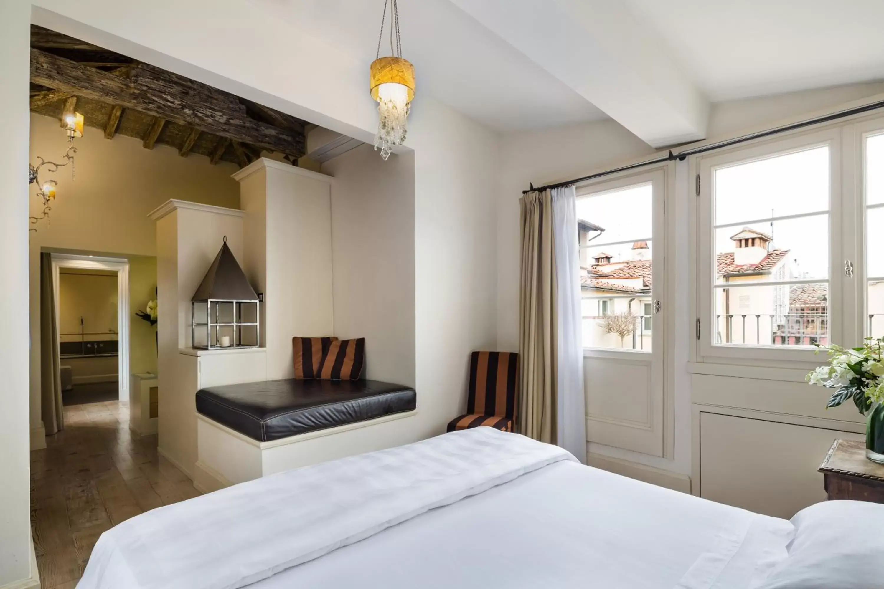 Balcony/Terrace, Bed in Relais Santa Croce, By Baglioni Hotels