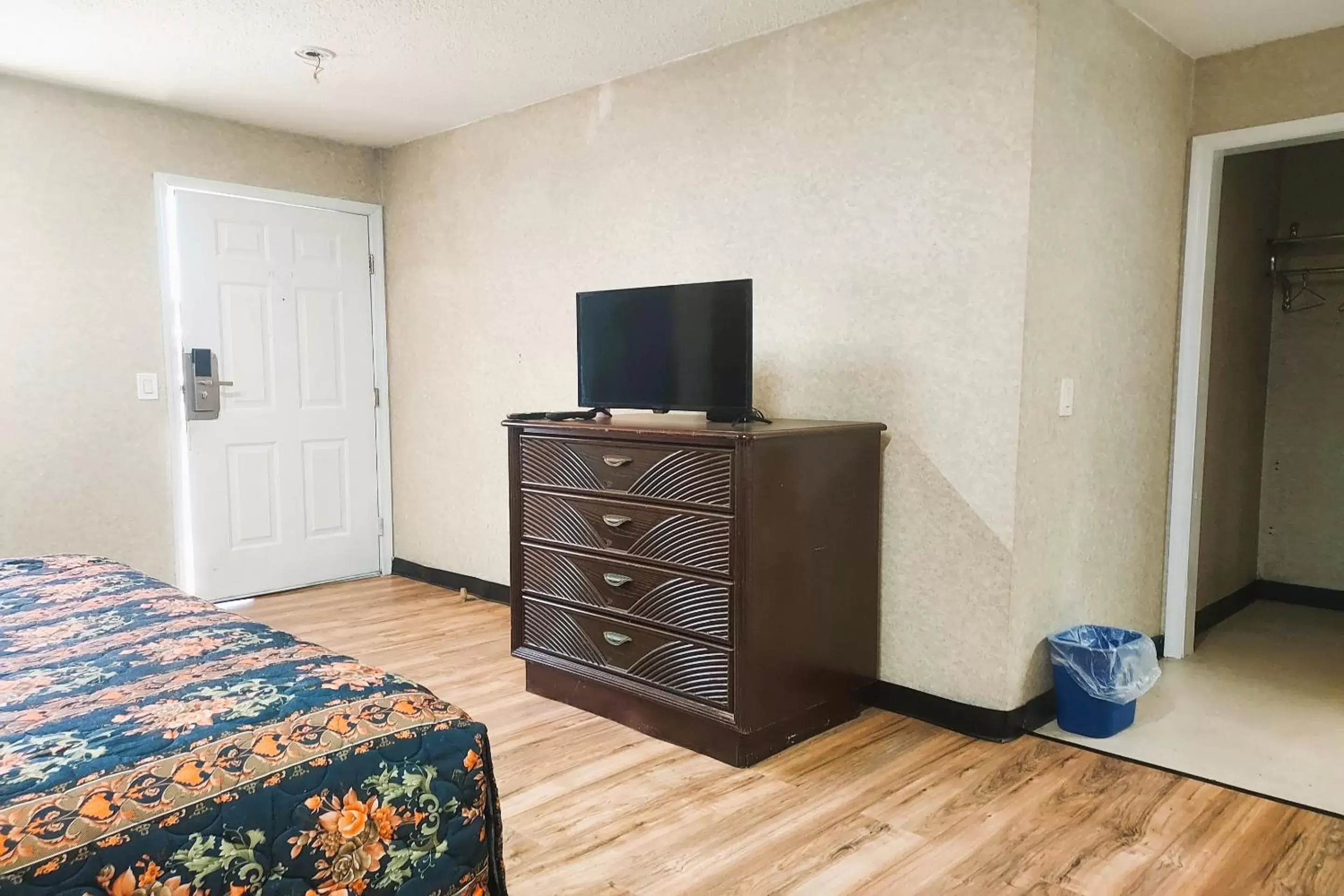 Bedroom, TV/Entertainment Center in Studio Inn and Suites