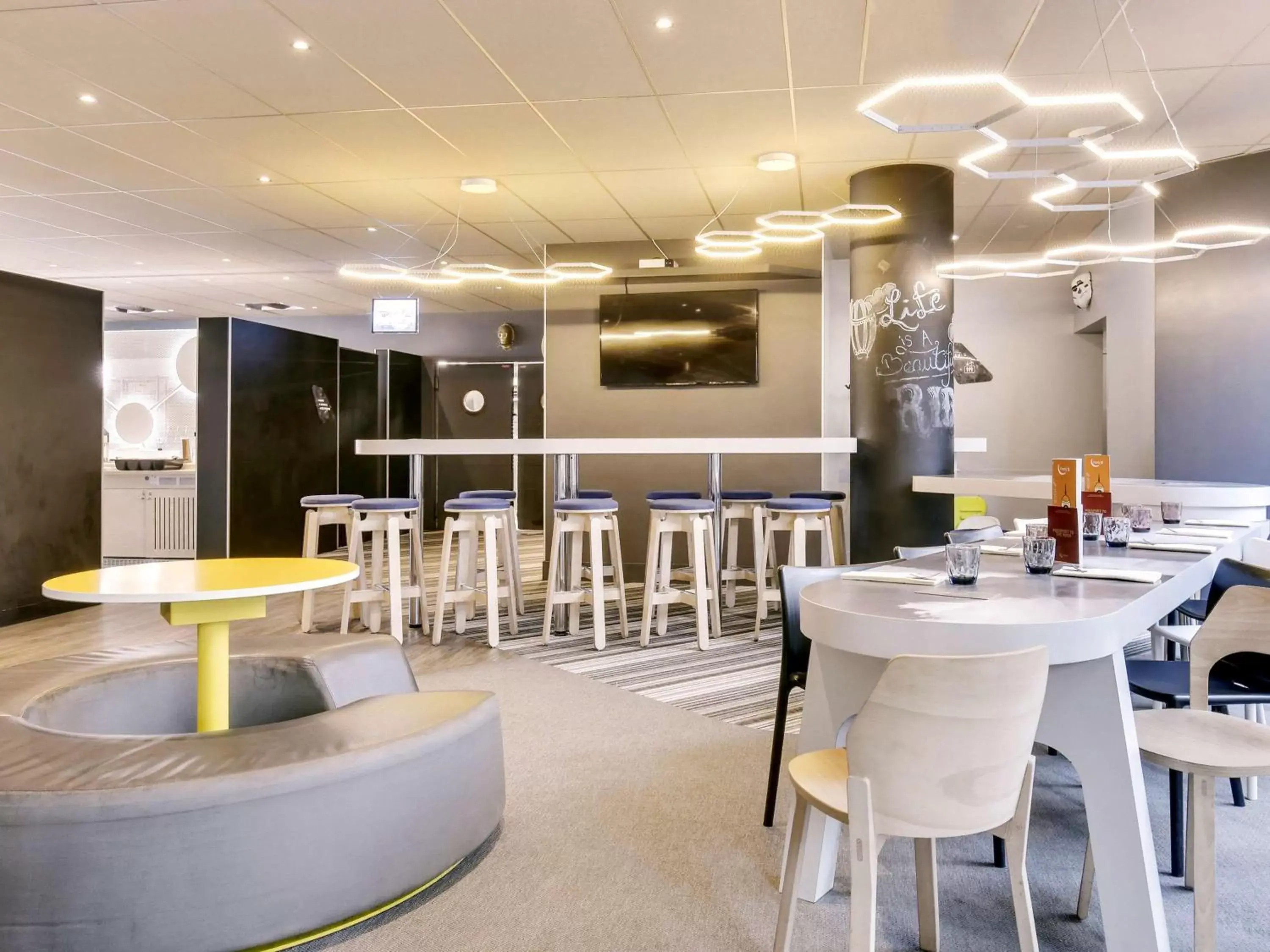 Restaurant/Places to Eat in ibis Styles Paris Charles de Gaulle Airport