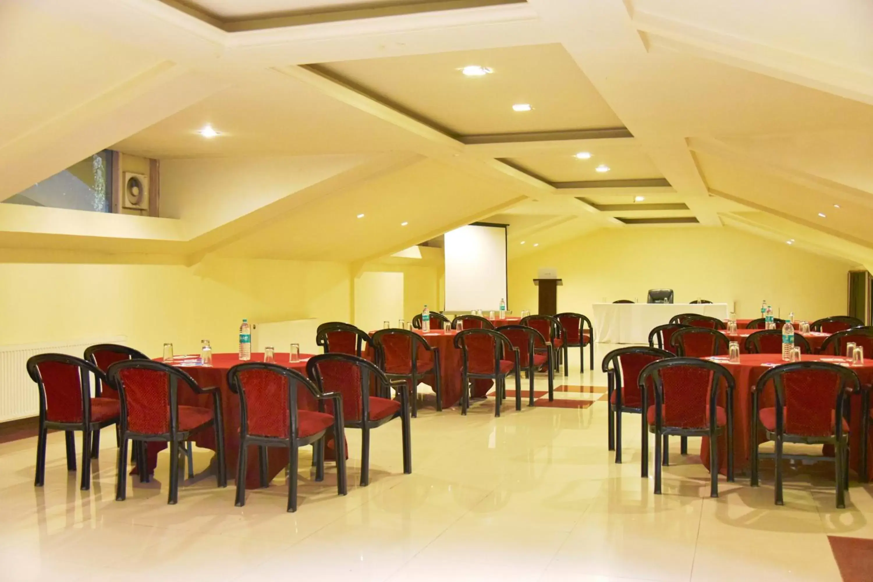 Business facilities, Restaurant/Places to Eat in Indraprastha Resort, Dalhousie