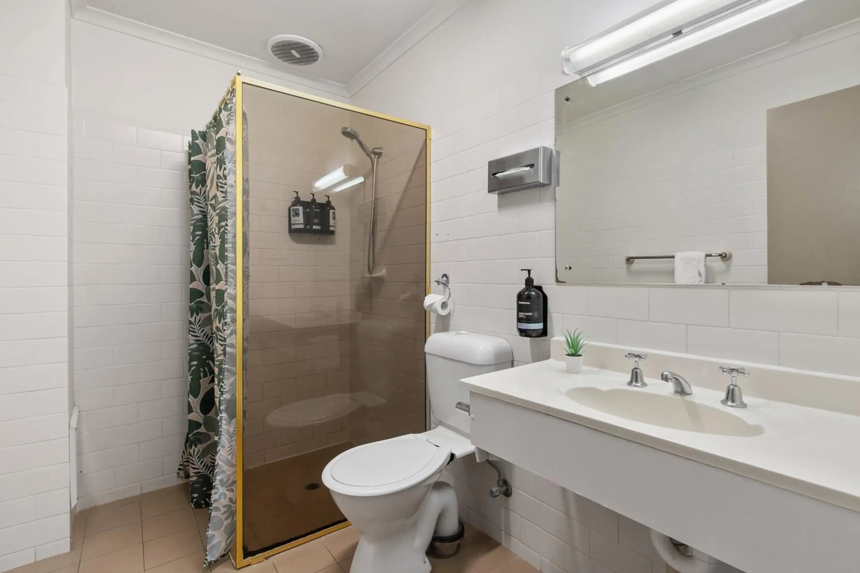 Shower, Bathroom in Adelaide Paringa