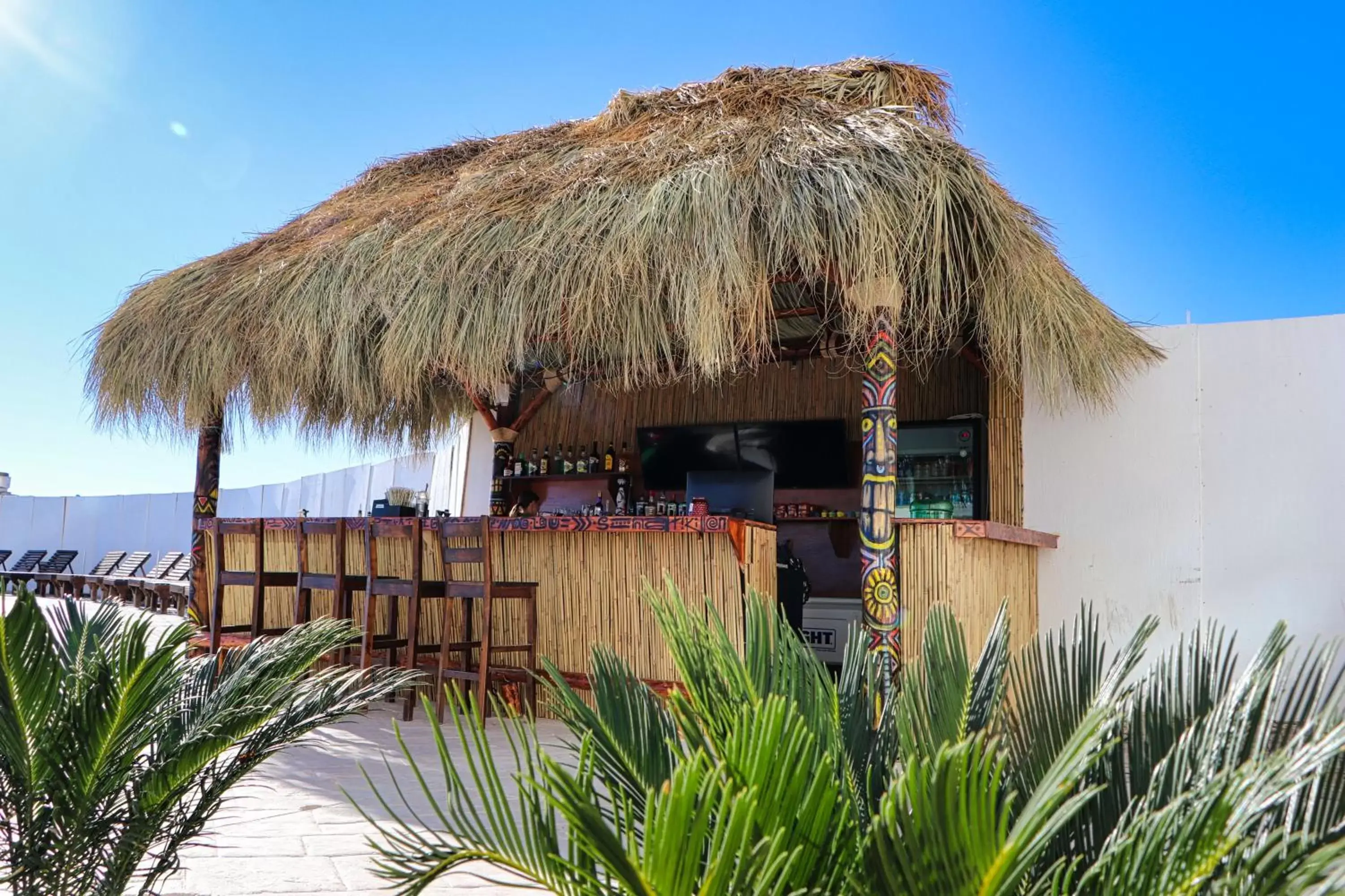 Lounge or bar in Esmeralda Beach Resort