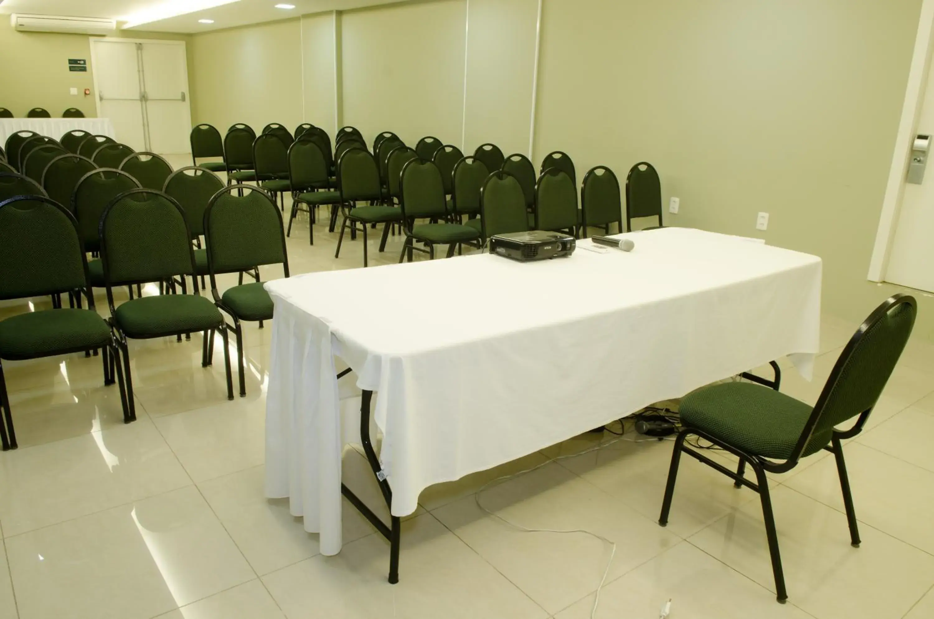 Meeting/conference room in Ímpar Suítes Expominas