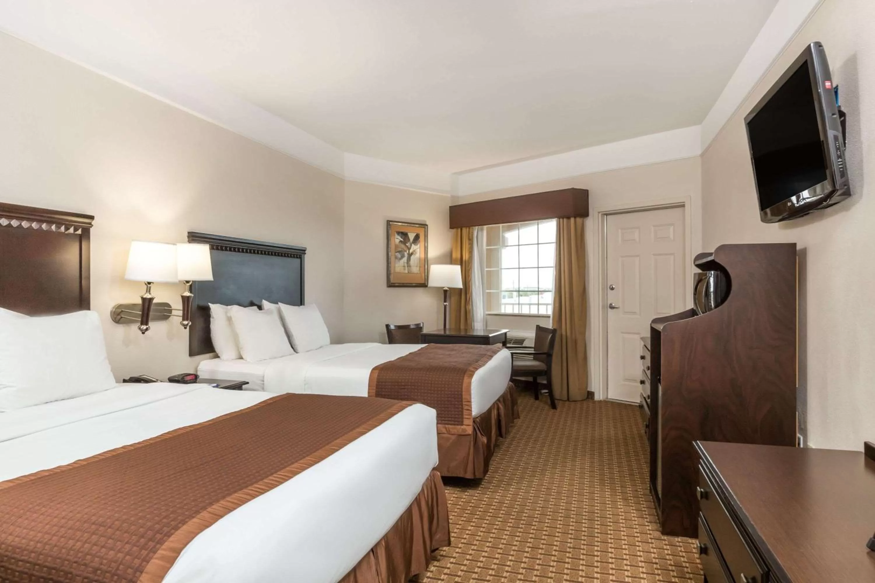 Photo of the whole room, Bed in Baymont by Wyndham Galveston