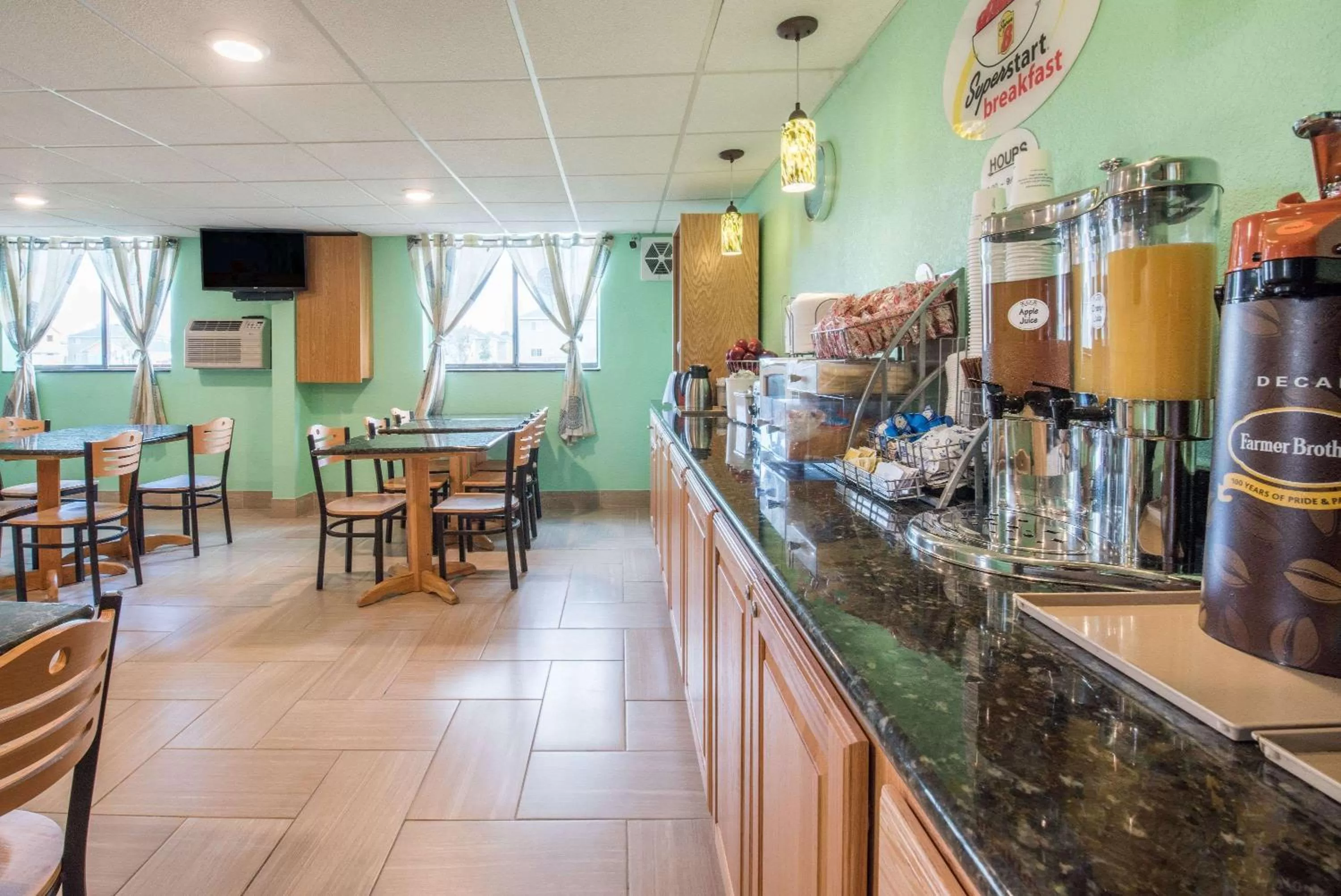 Restaurant/places to eat in Super 8 by Wyndham Devils Lake