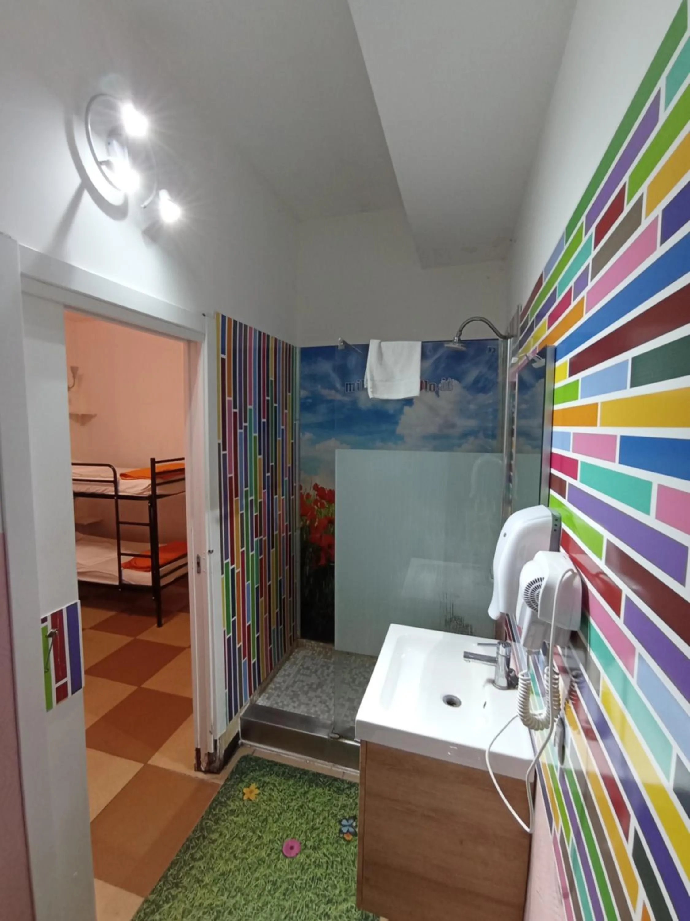 Bathroom, Bed in Milano Ostello