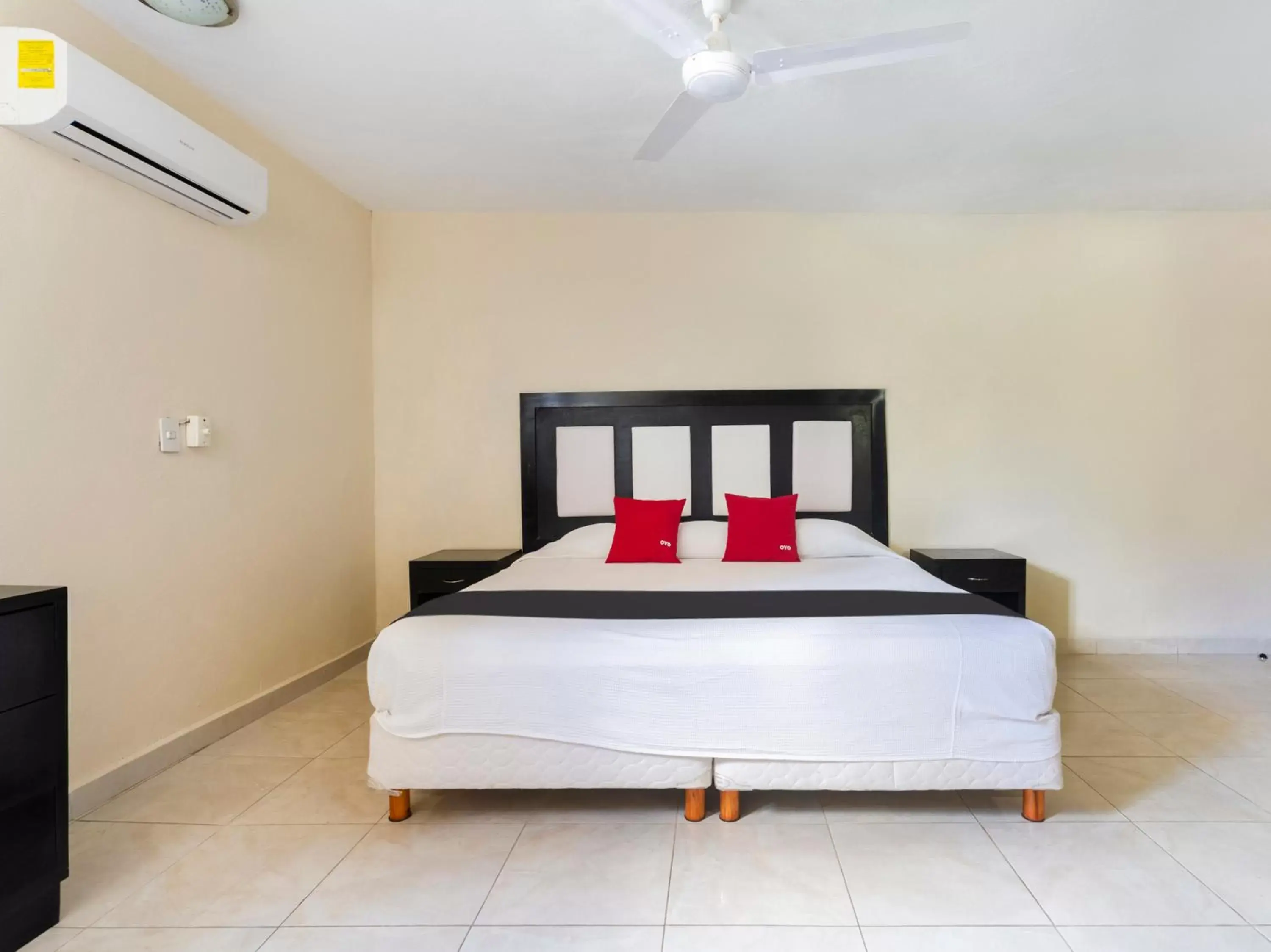 Bedroom, Bed in Hotel Jardín Cancún