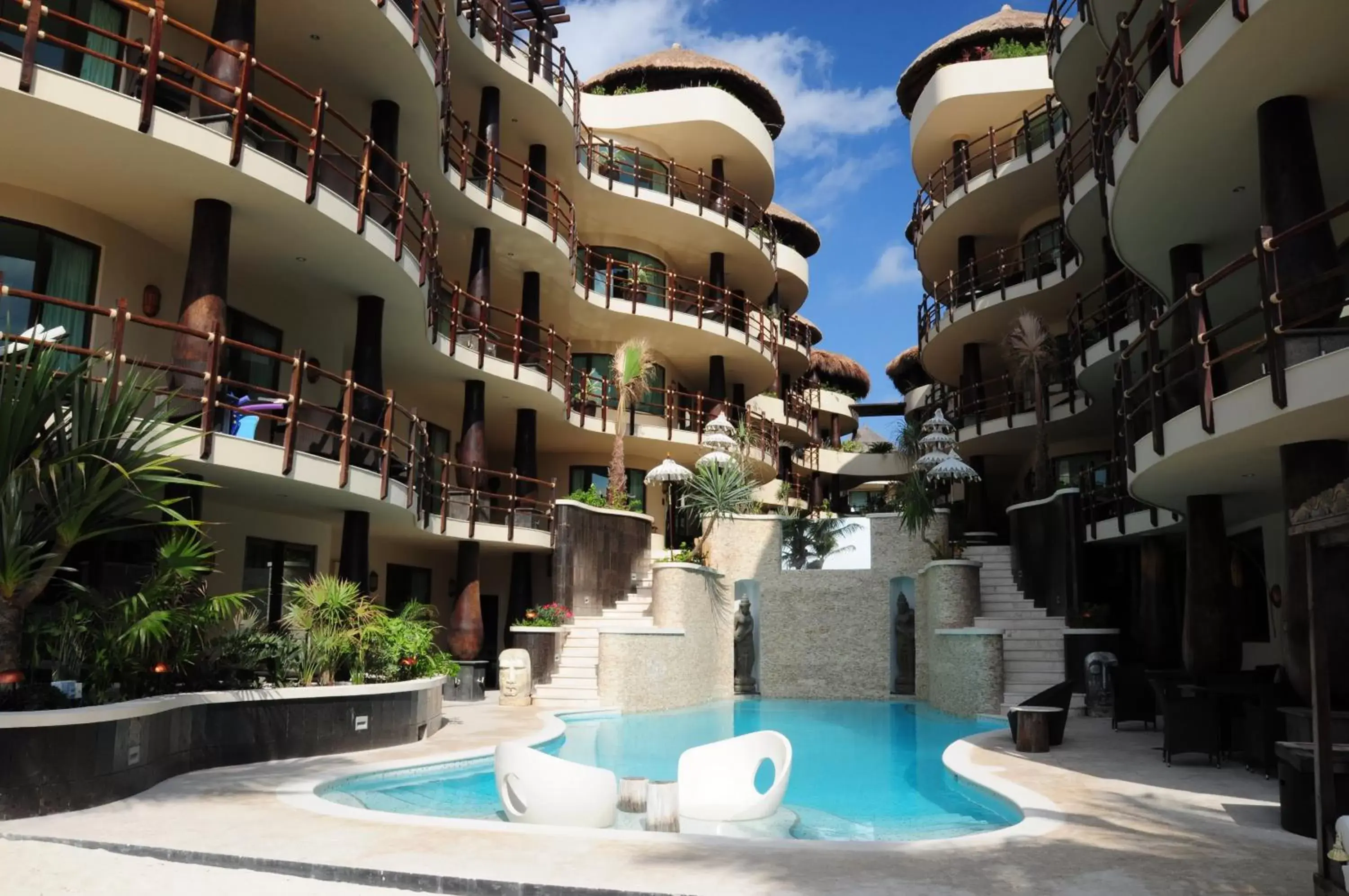 Hot Tub in El Taj Oceanfront and Beachside Condo Hotel