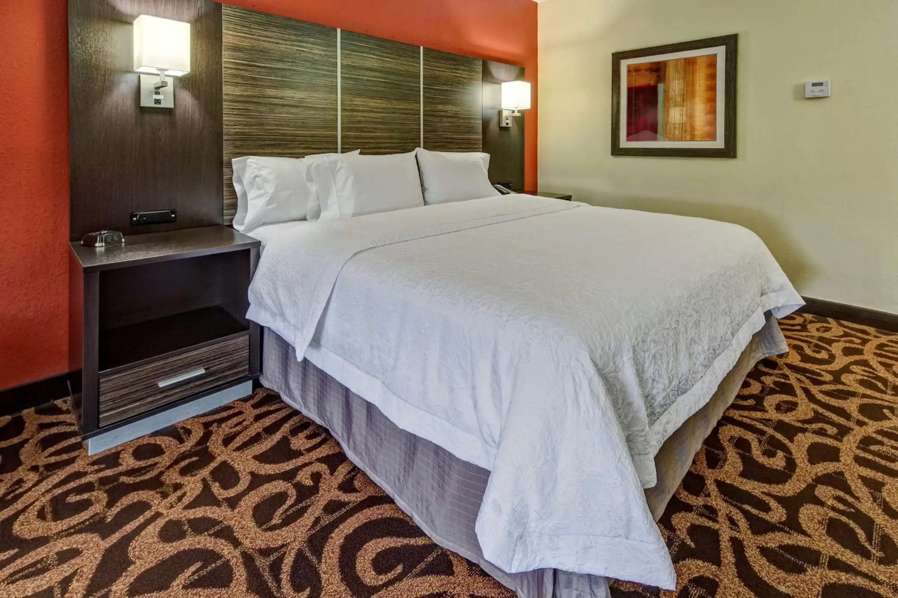 Bed in Hampton Inn Houston Baytown