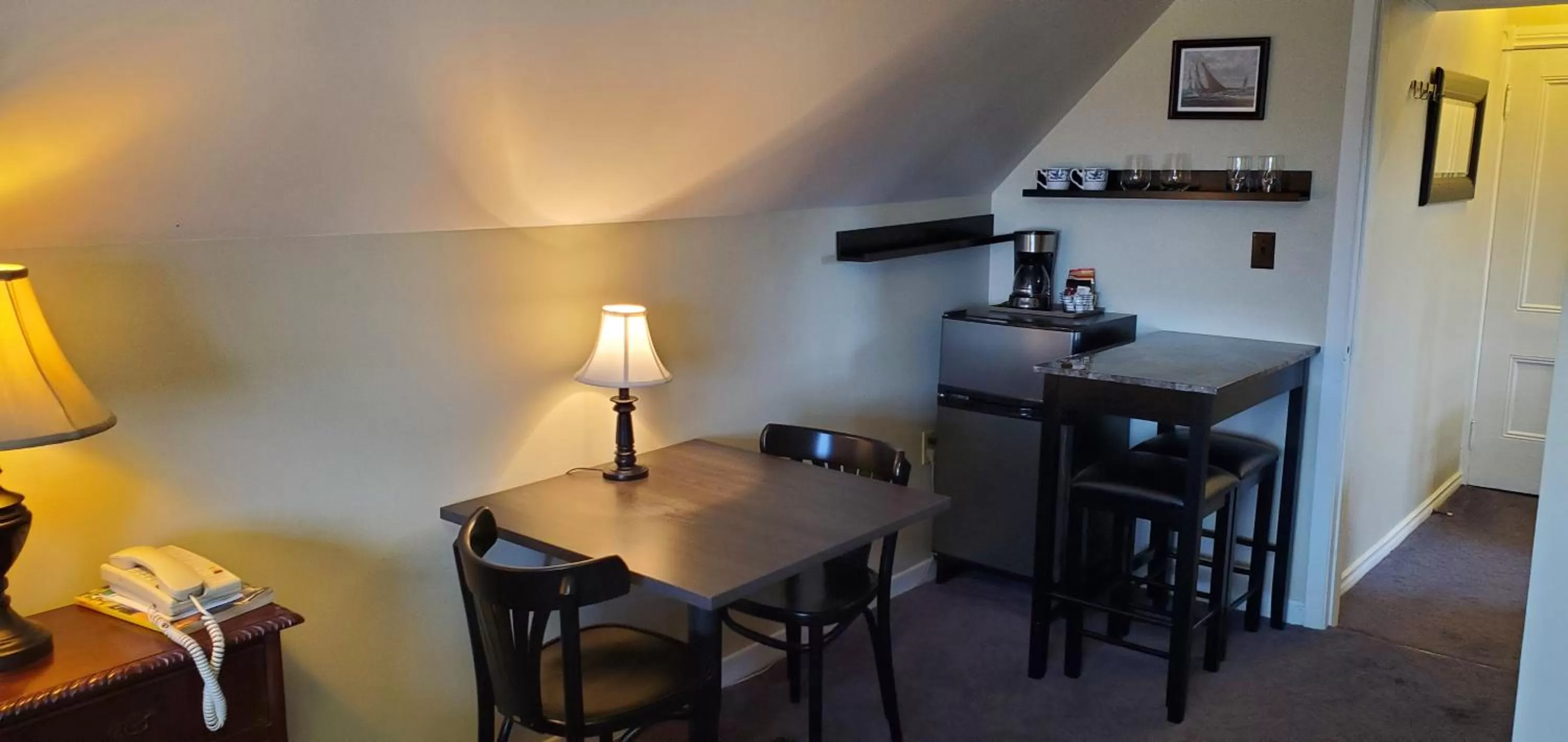 Coffee/tea facilities, Dining Area in Amherst Shore Country Inn
