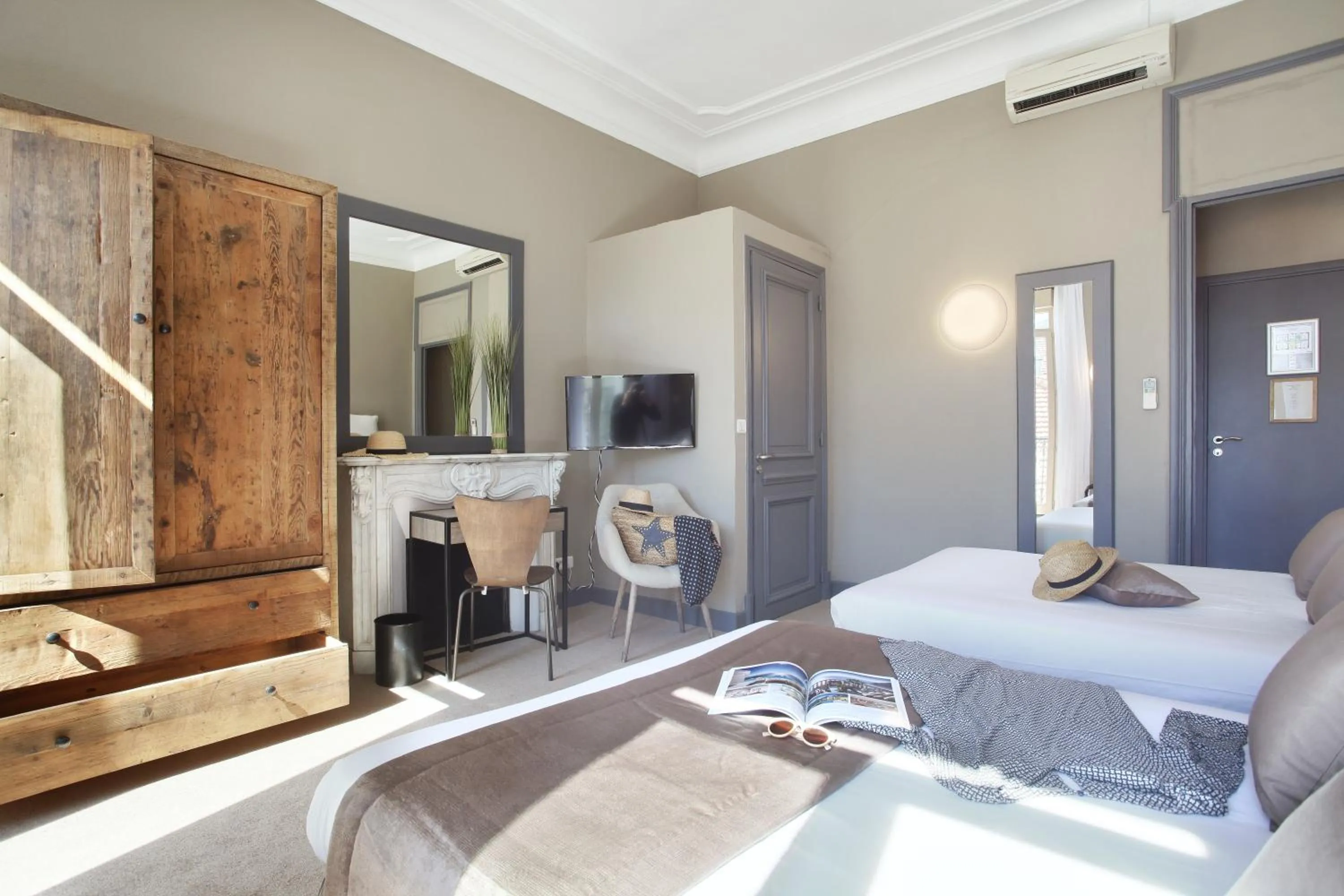 Photo of the whole room, Bed in Hôtel La Villa Tosca