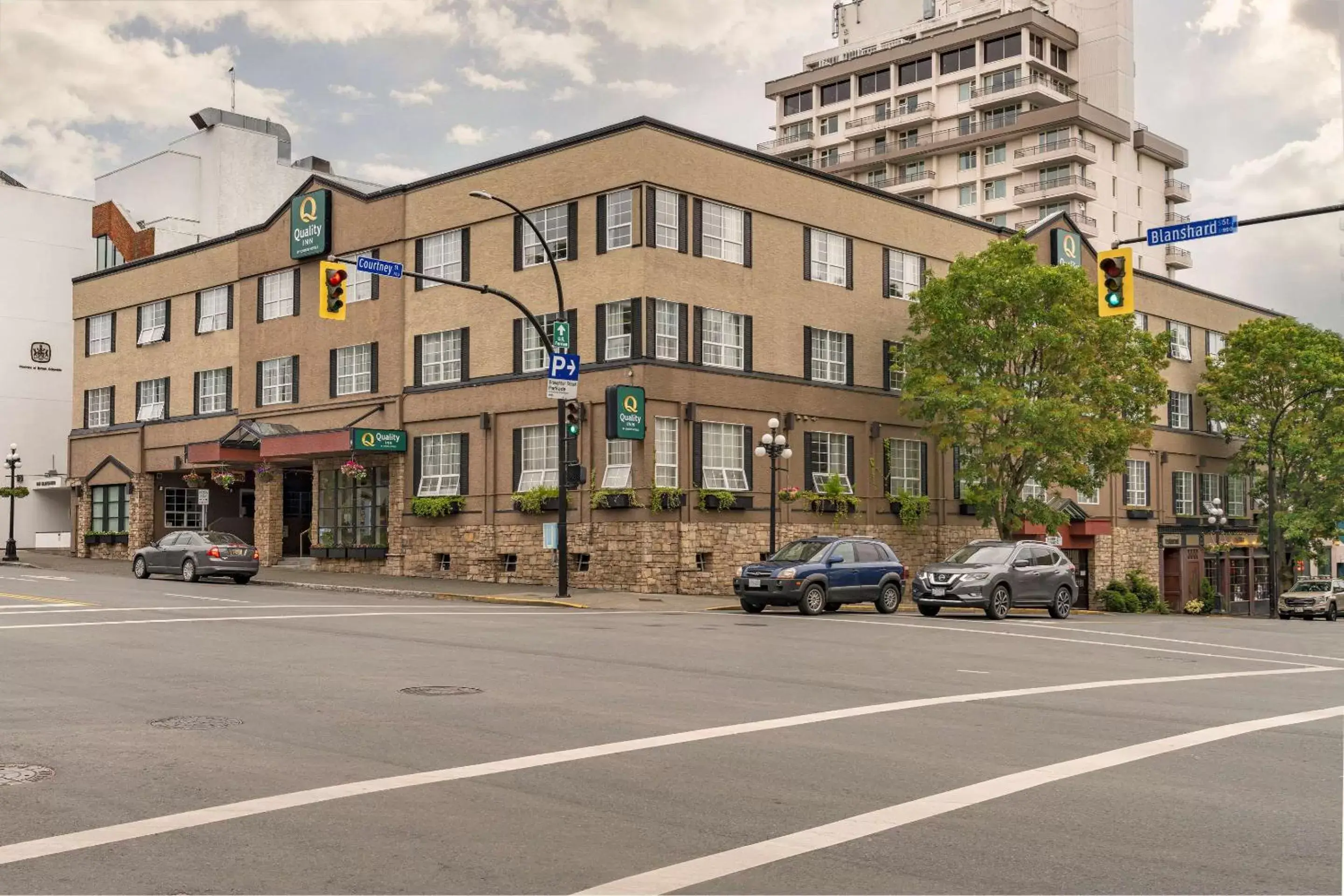 Property Building in Quality Inn Downtown Inner Harbour