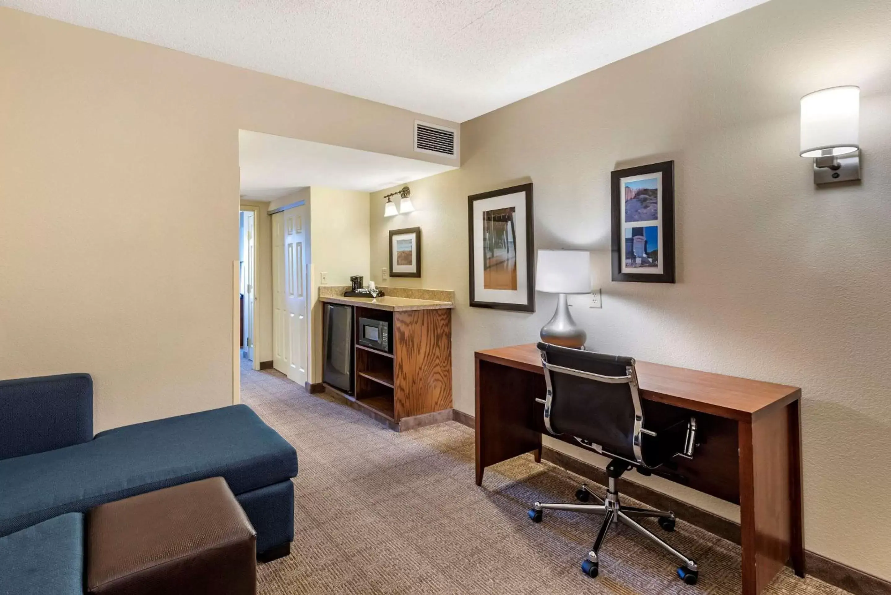 Photo of the whole room, Seating Area in Comfort Inn & Suites Virginia Beach-Norfolk Airport