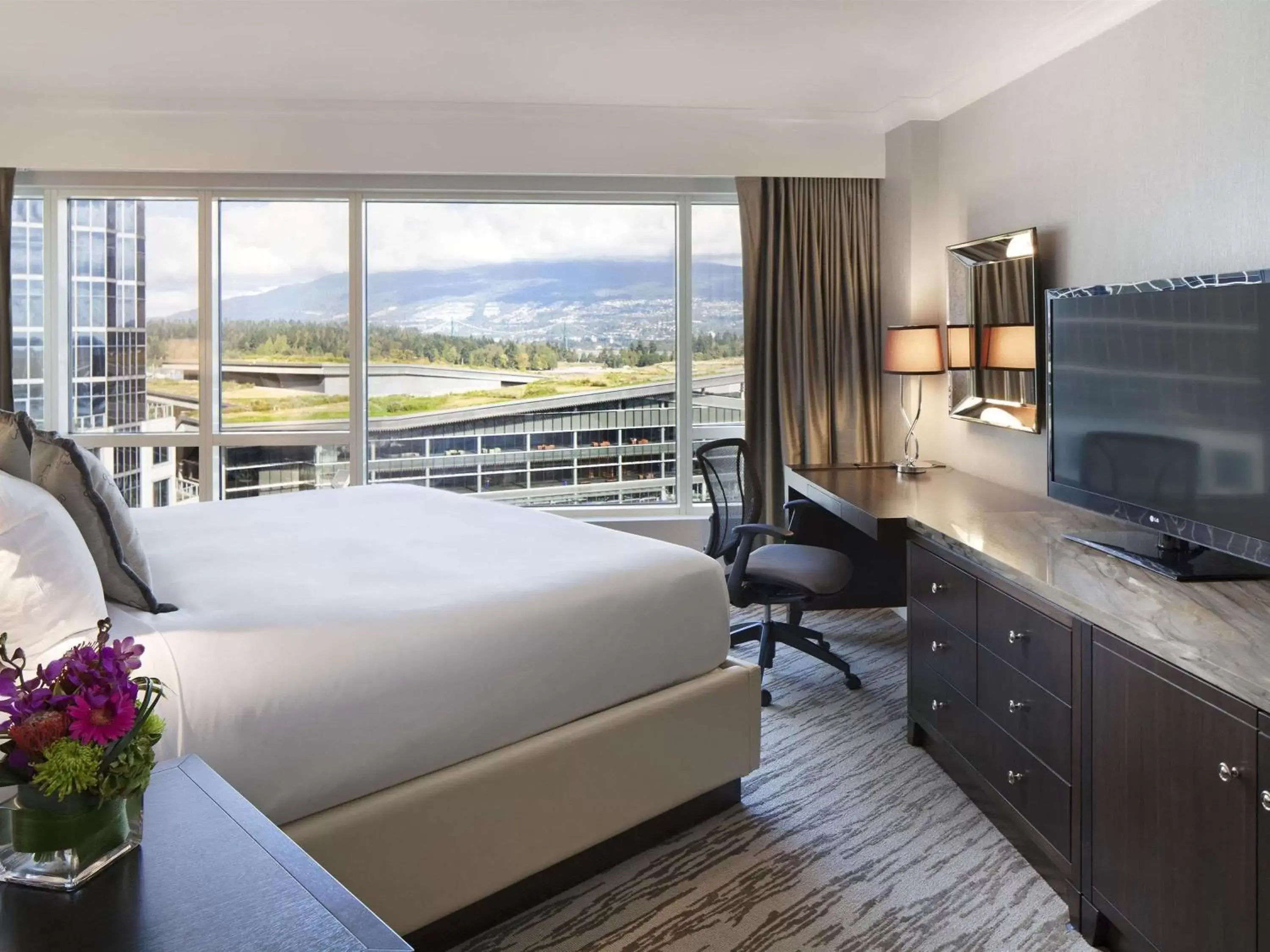 Bedroom, Mountain View in Fairmont Waterfront