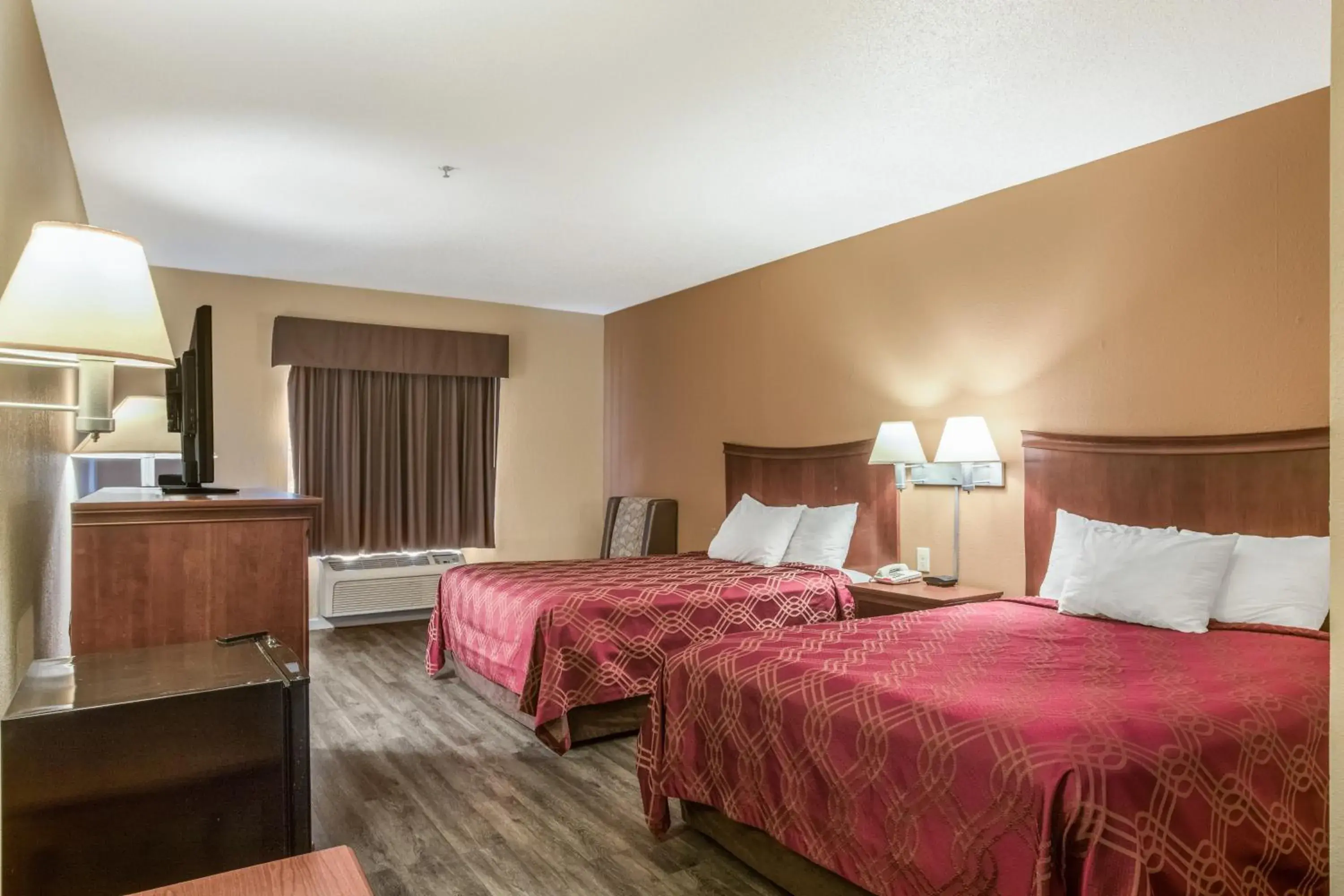 Bed in Econo Lodge Inn & Suites Marietta
