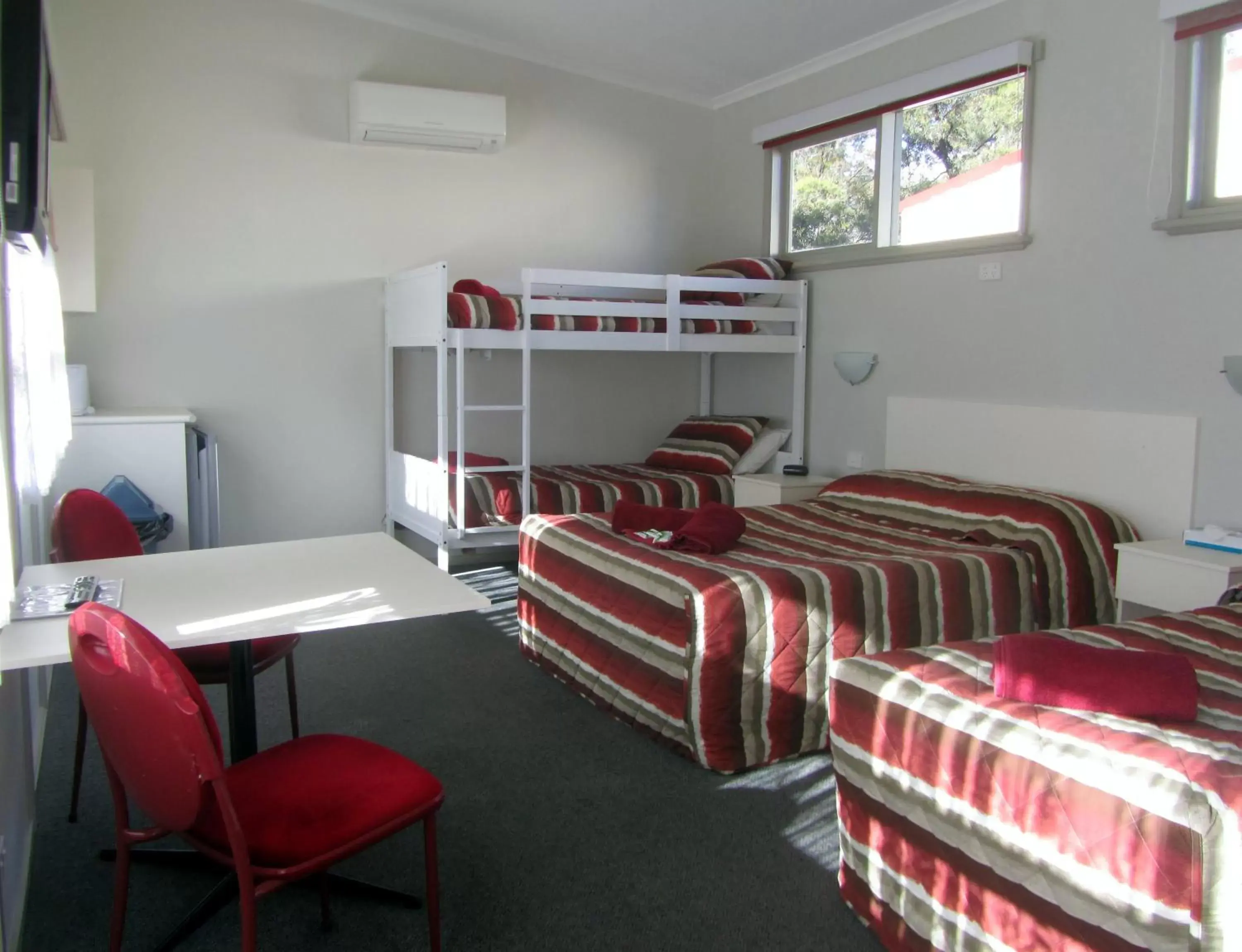 Bedroom, Bunk Bed in Highlander Haven Motel