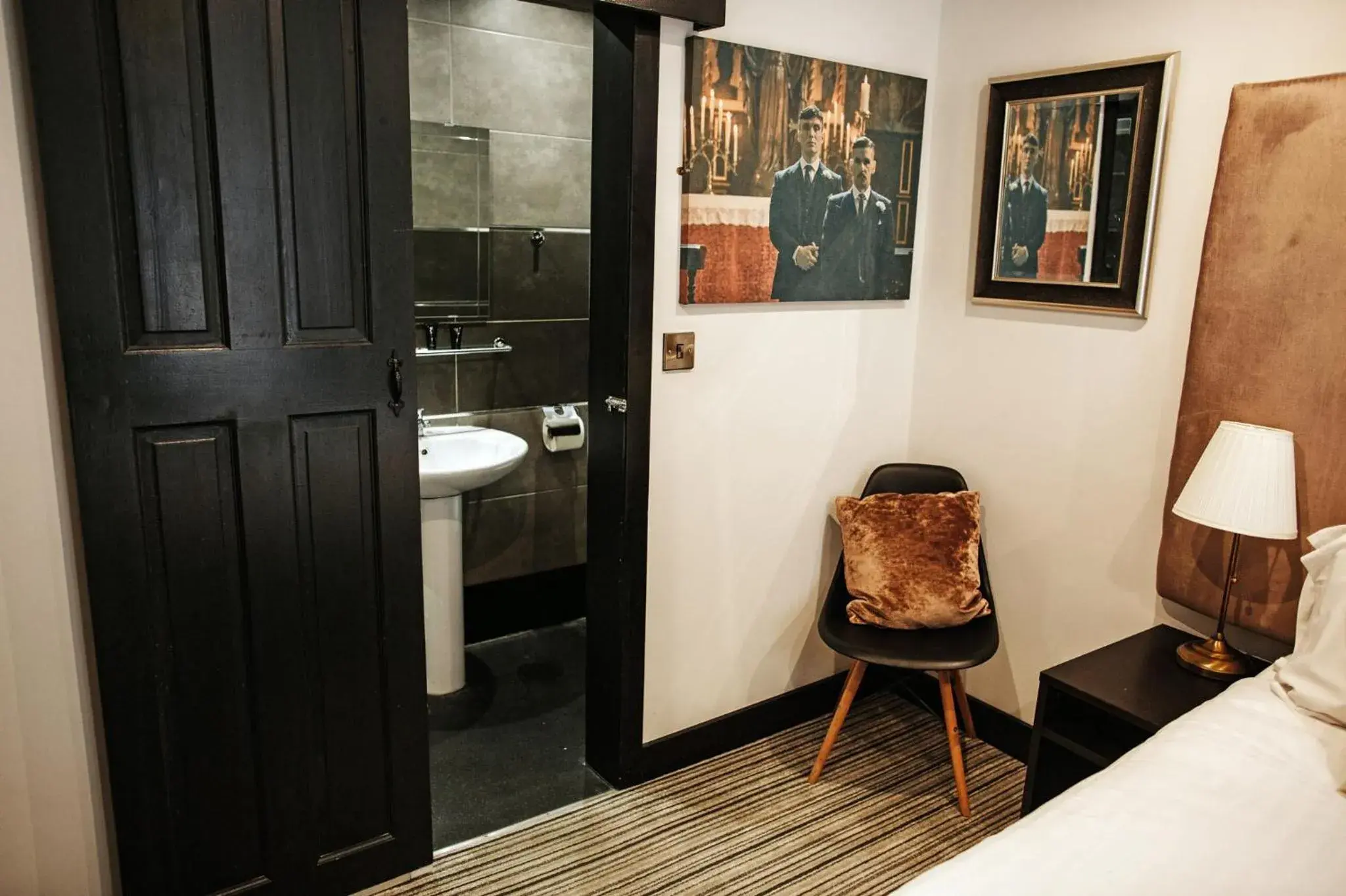 Seating area, Bathroom in Peaky Blinders Accommodation & Bar