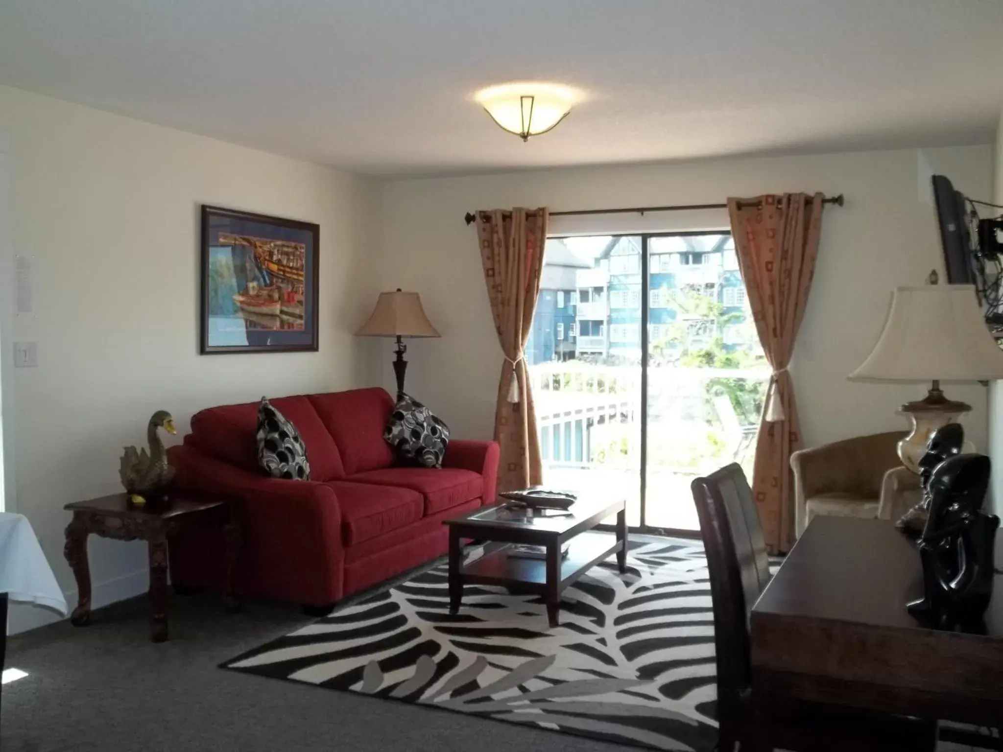 Living room, Seating Area in Bayshore Waterfront Inn