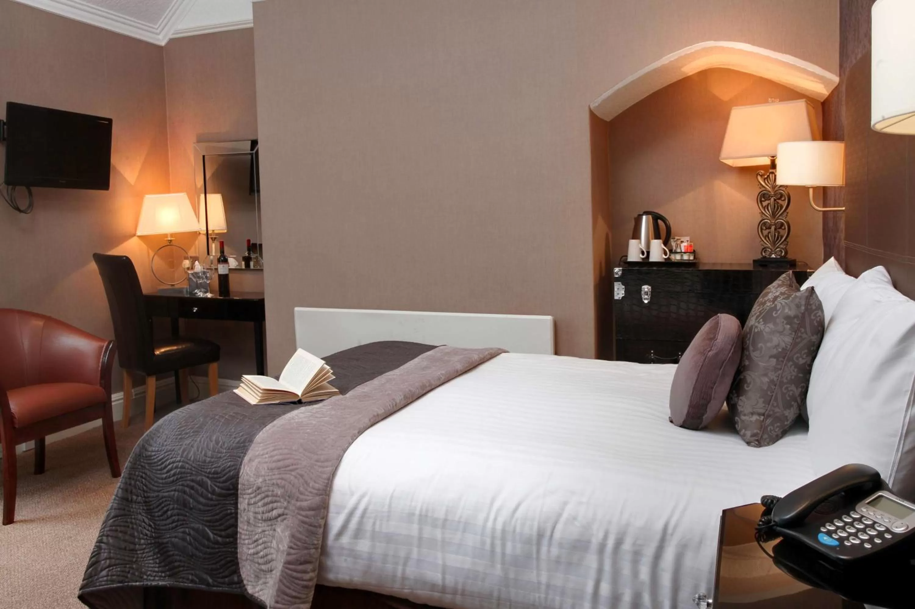 Bed in Glendower Hotel BW Signature Collection