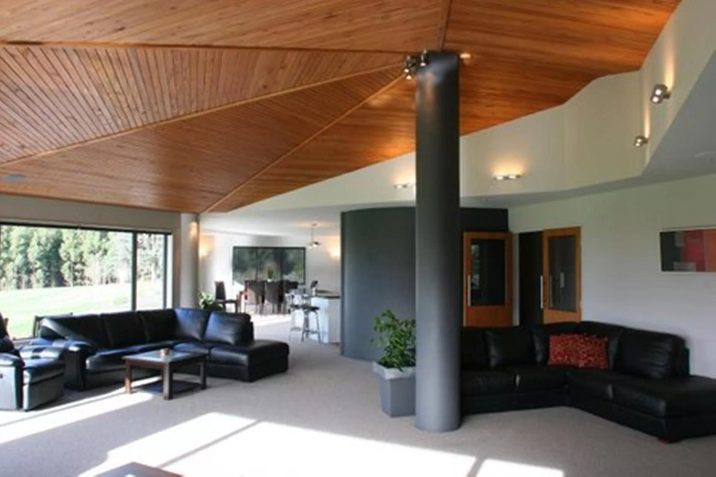 Communal lounge/ TV room in Hokonui Bed & Breakfast