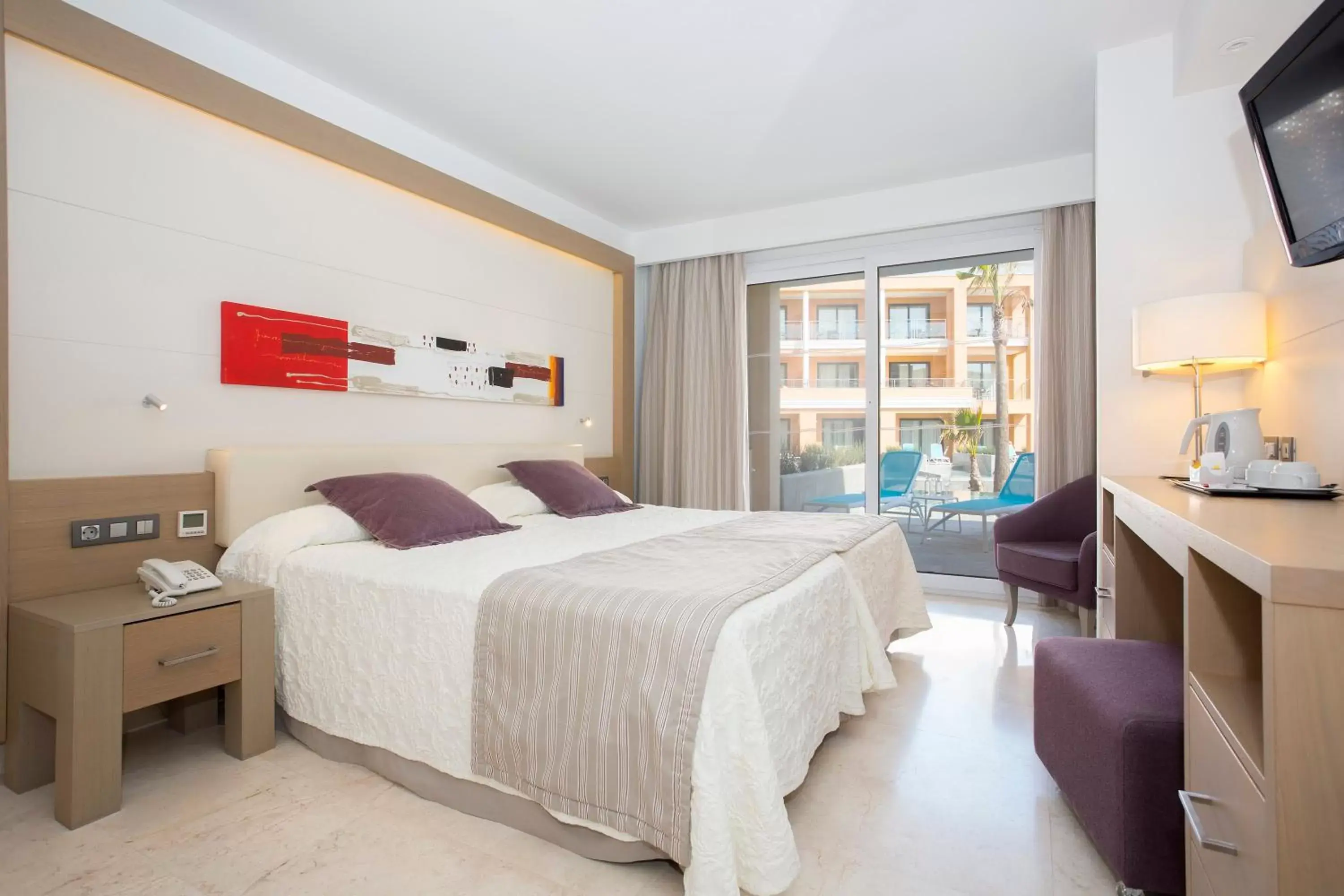 Bedroom, Bed in Hipotels Playa La Barrosa - Adults Only