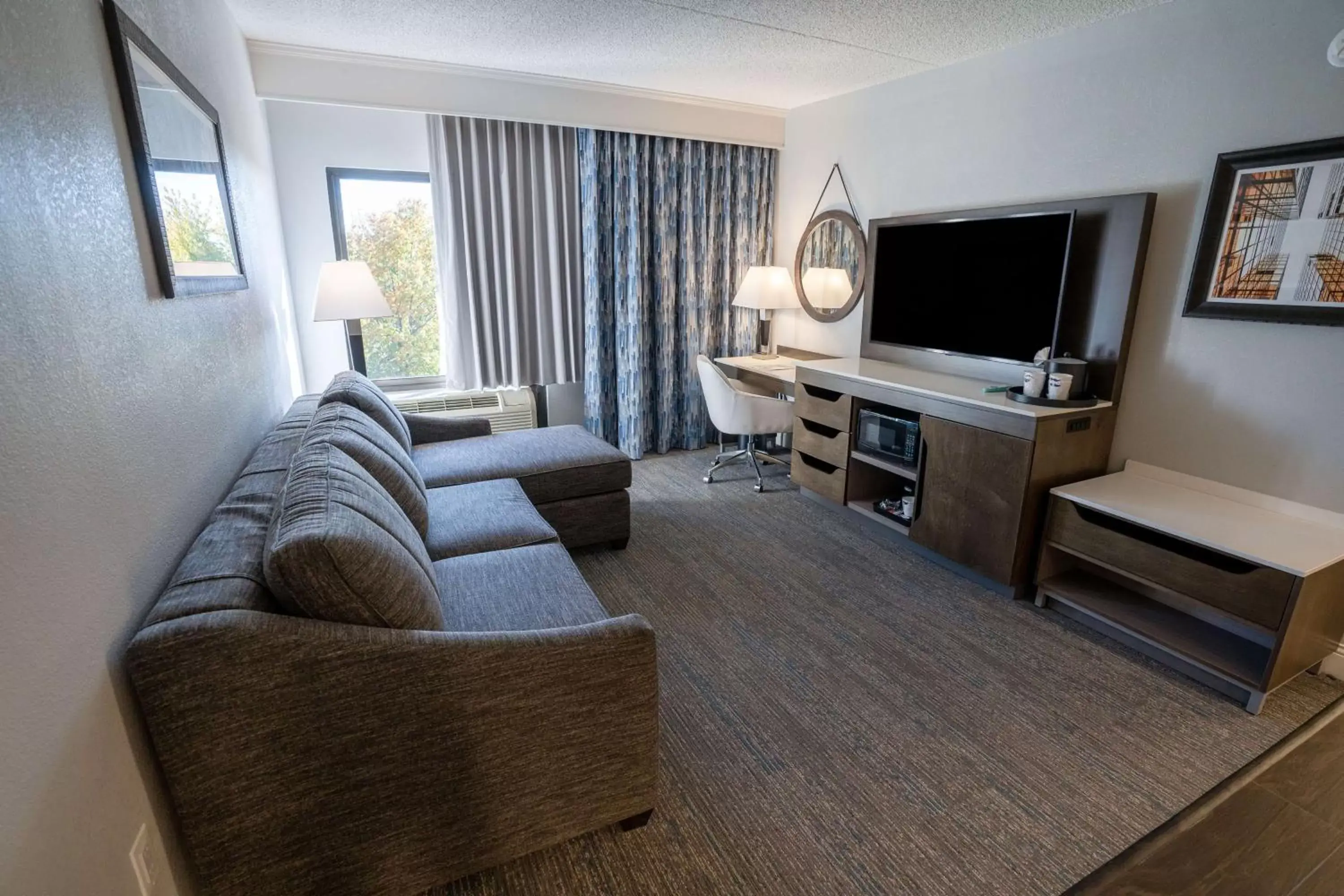 Bedroom, Seating Area in Hampton Inn & Suites Fairfield