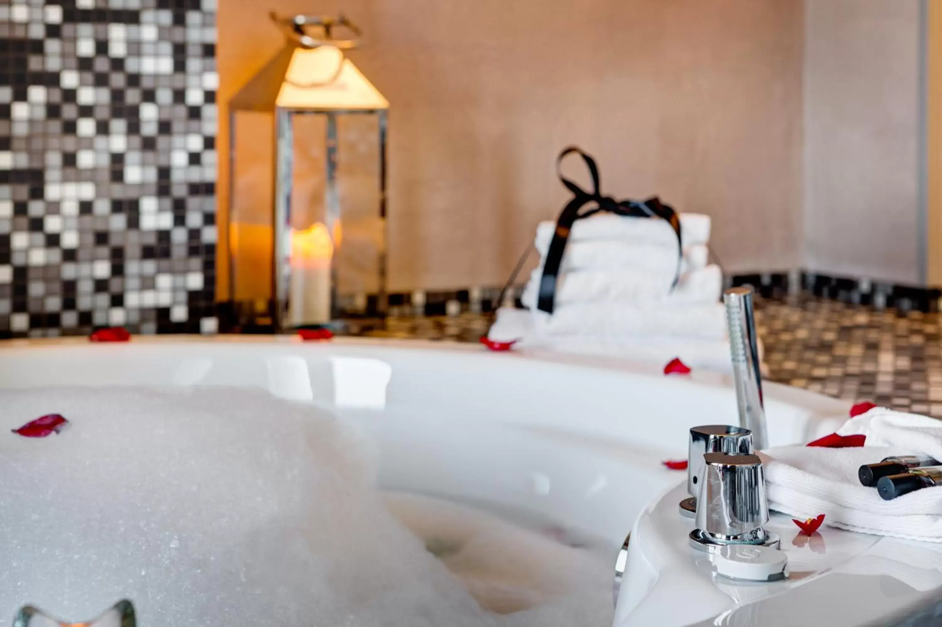 Hot Tub, Bathroom in Dharma Luxury Hotel