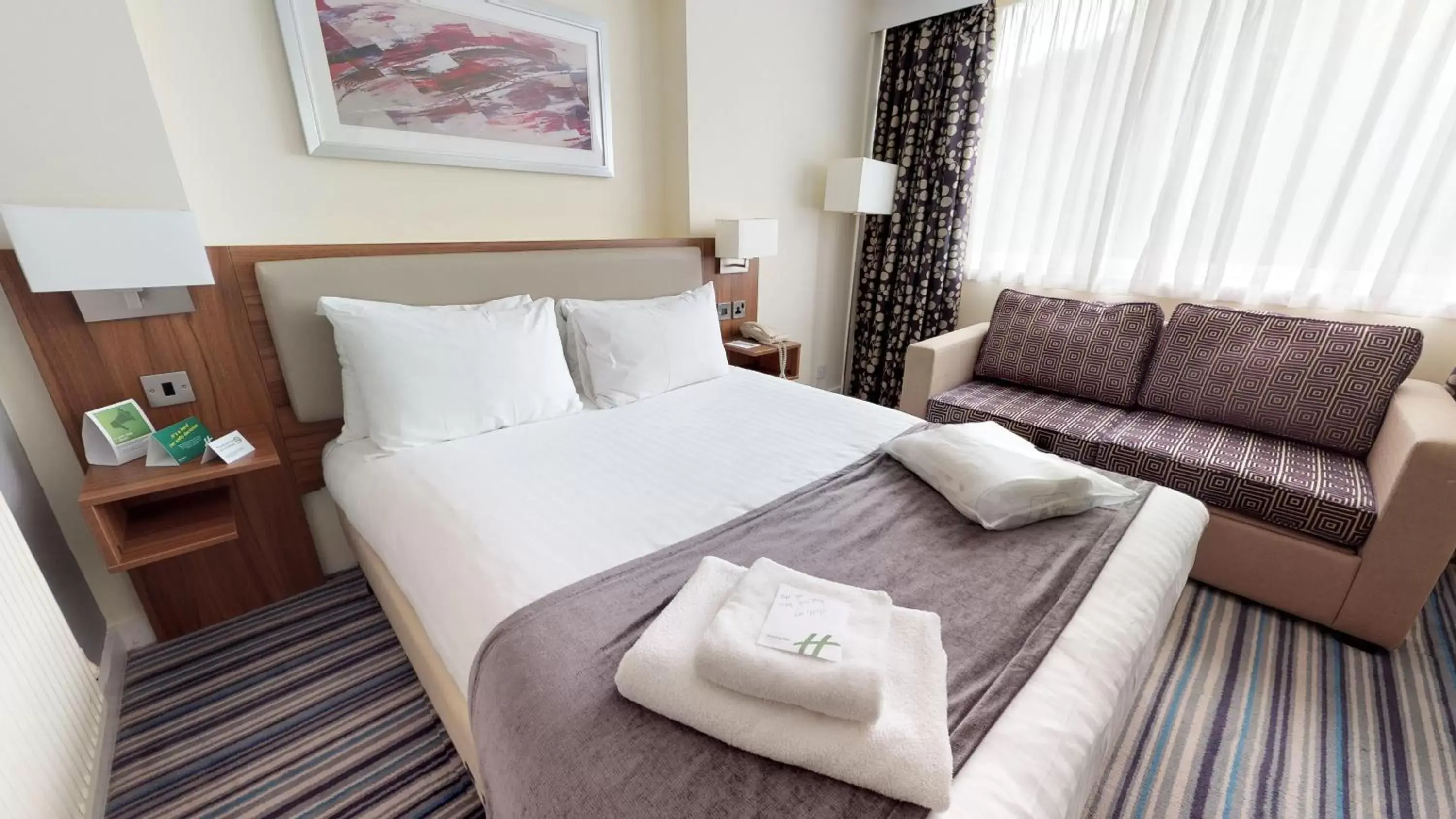 Bed in Holiday Inn Runcorn M56 Junction 12, an IHG Hotel