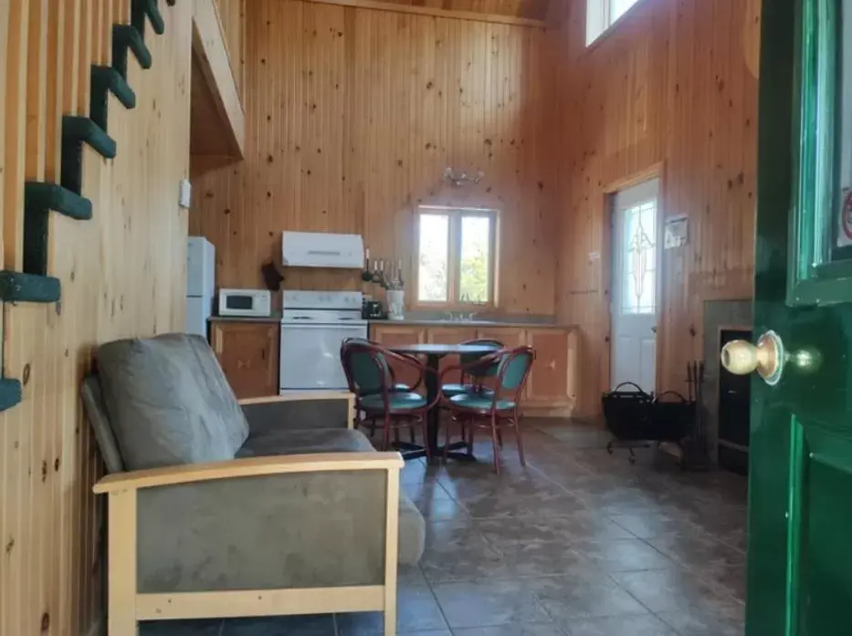 Living room, Seating Area in Camp Taureau - Altaï Canada