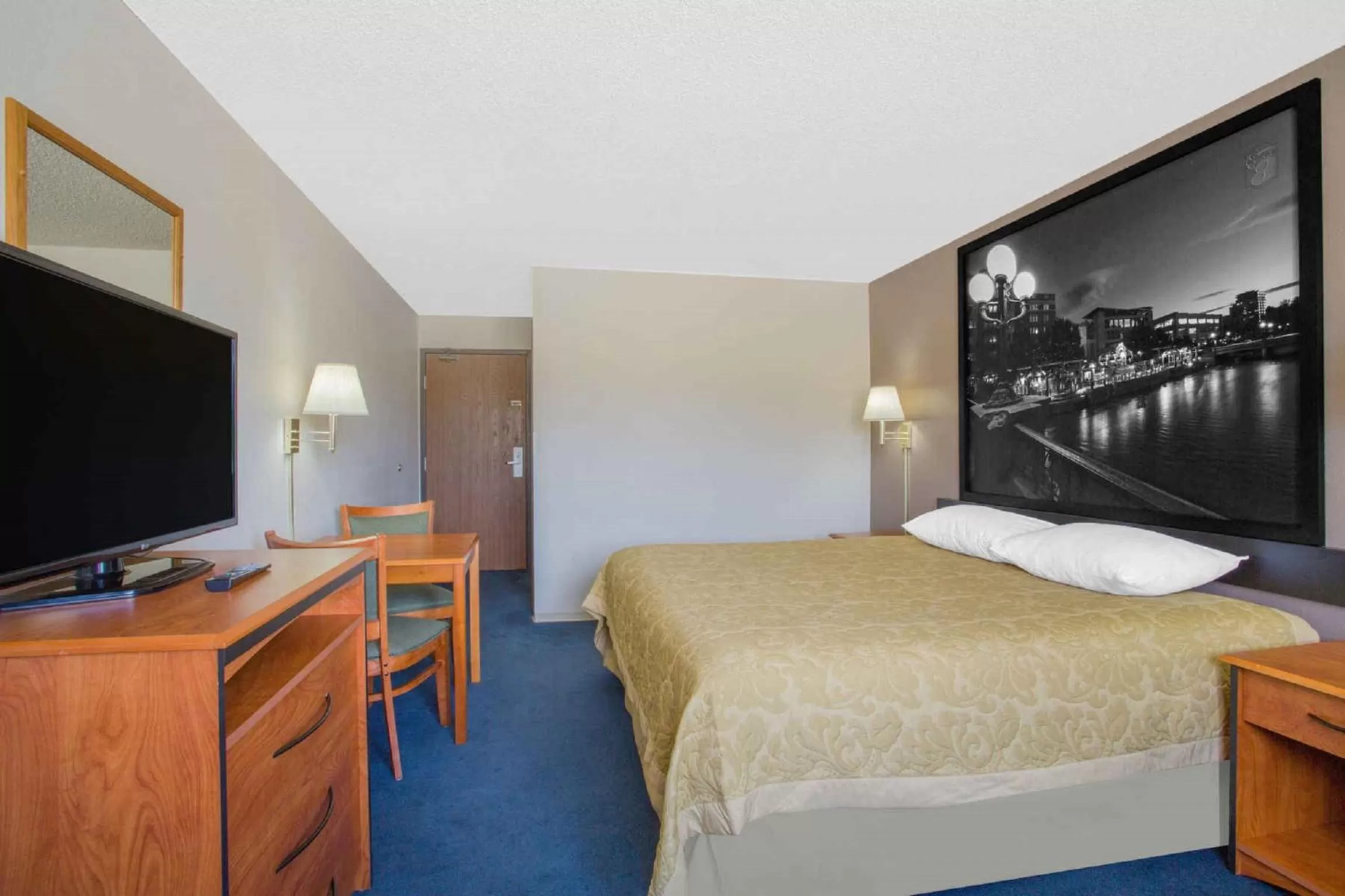 Photo of the whole room, Bed in Super 8 by Wyndham Winnemucca NV