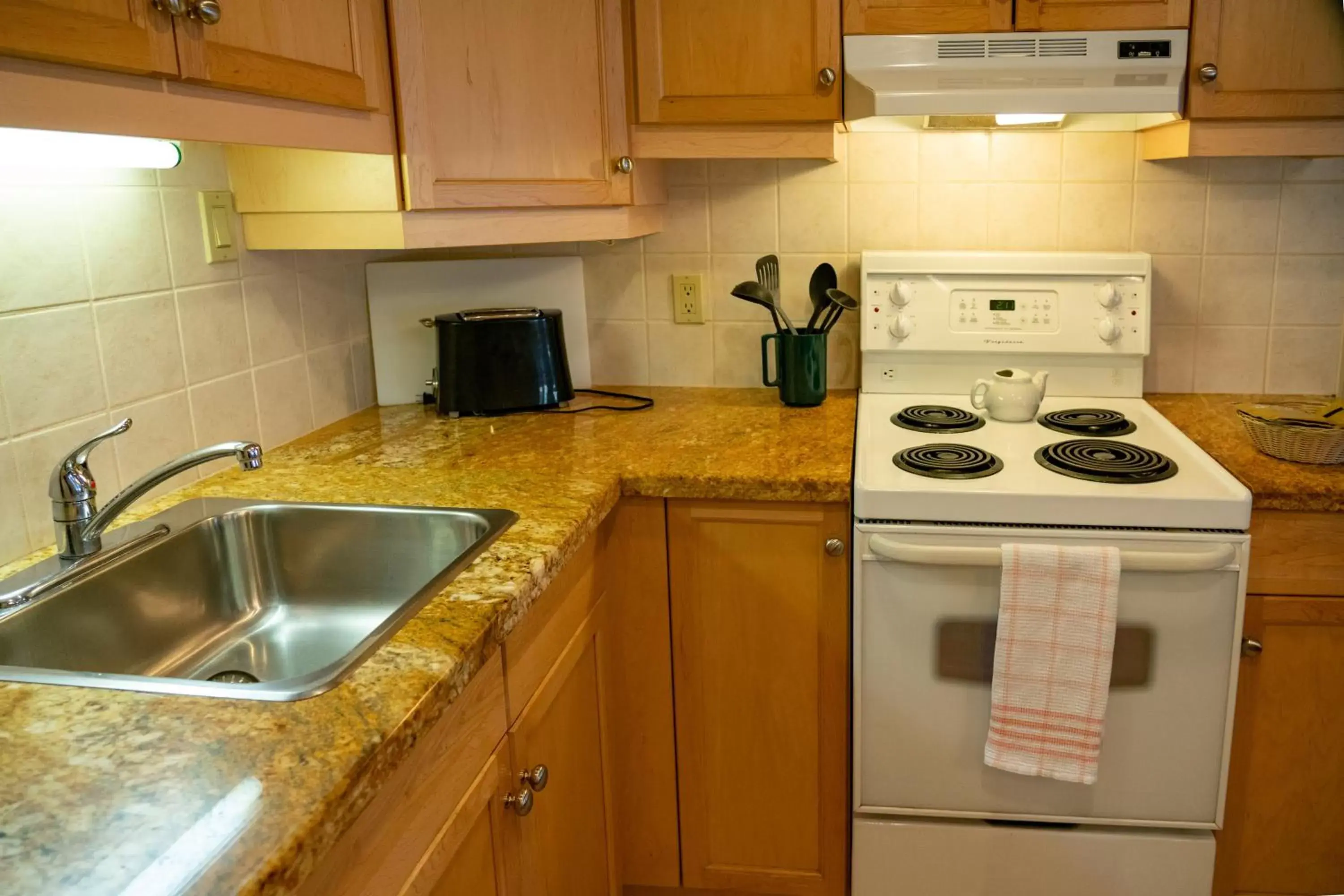 Kitchen or kitchenette, Kitchen/Kitchenette in Banff Rocky Mountain Resort