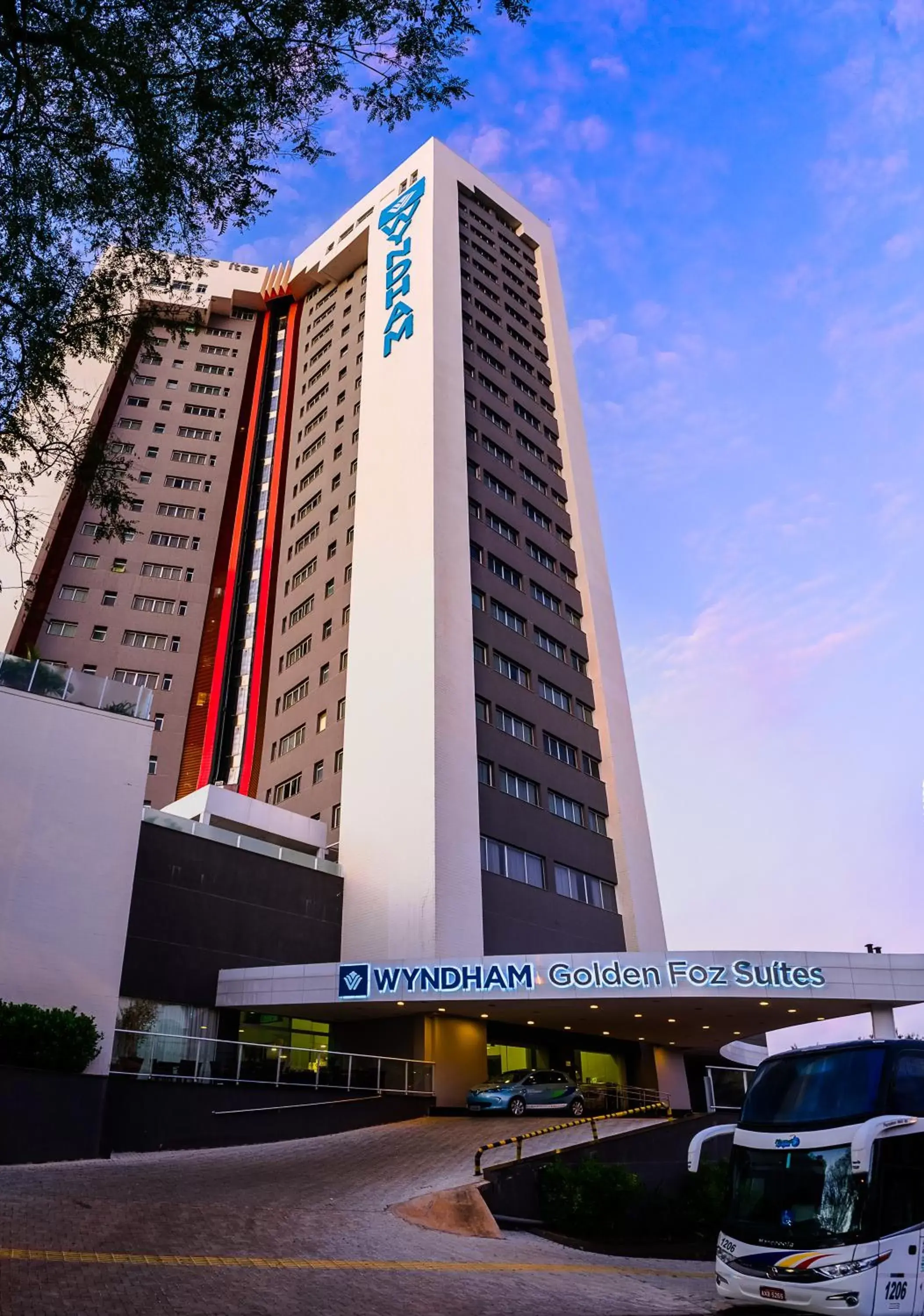 Property building in Wyndham Golden Foz Suítes Property building in Wyndham Golden Foz Suítes