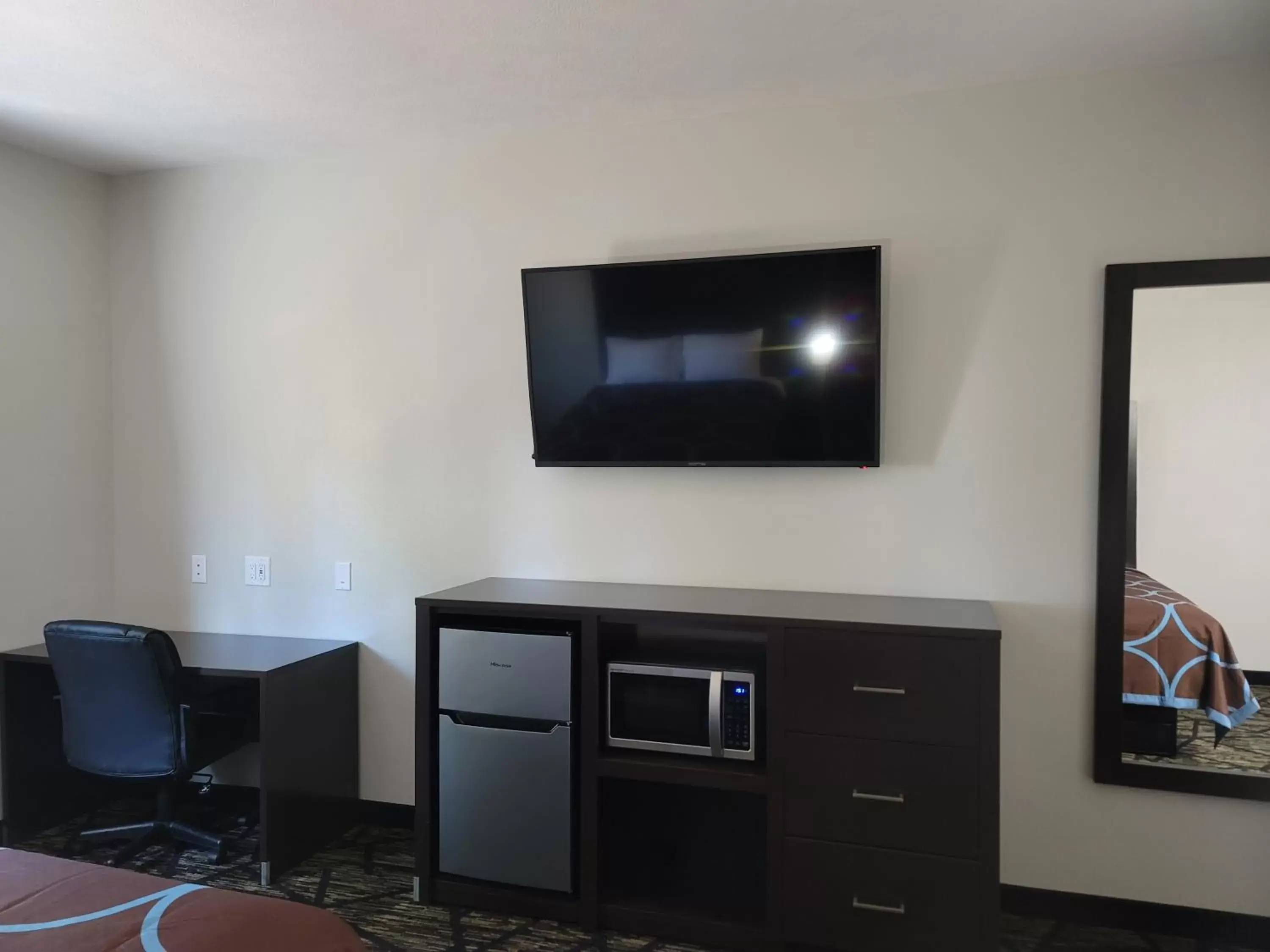 TV/Entertainment Center in Best Inn Motel Salina