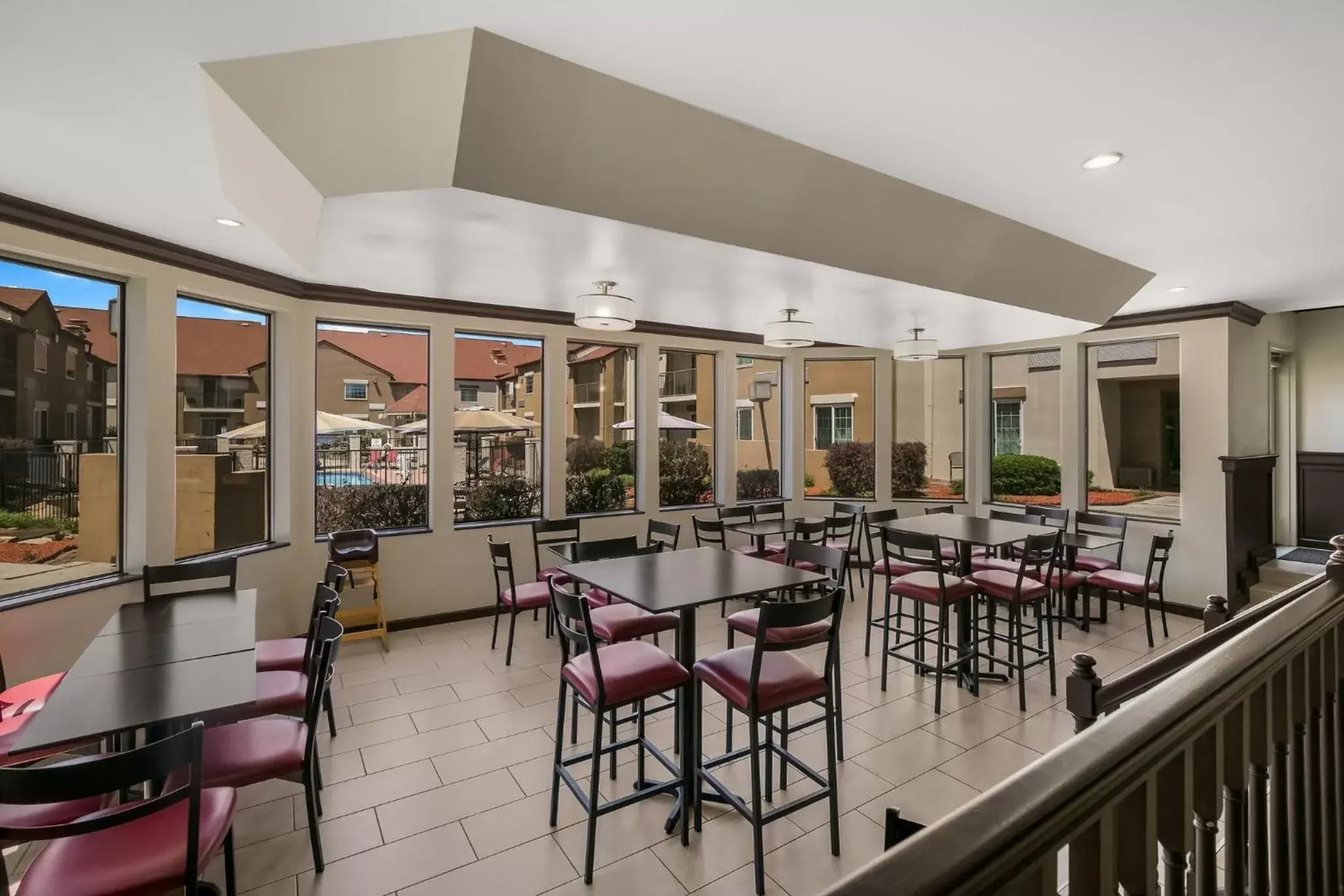 Breakfast, Restaurant/Places to Eat in Red Roof Inn PLUS+ & Suites Knoxville West - Cedar Bluff