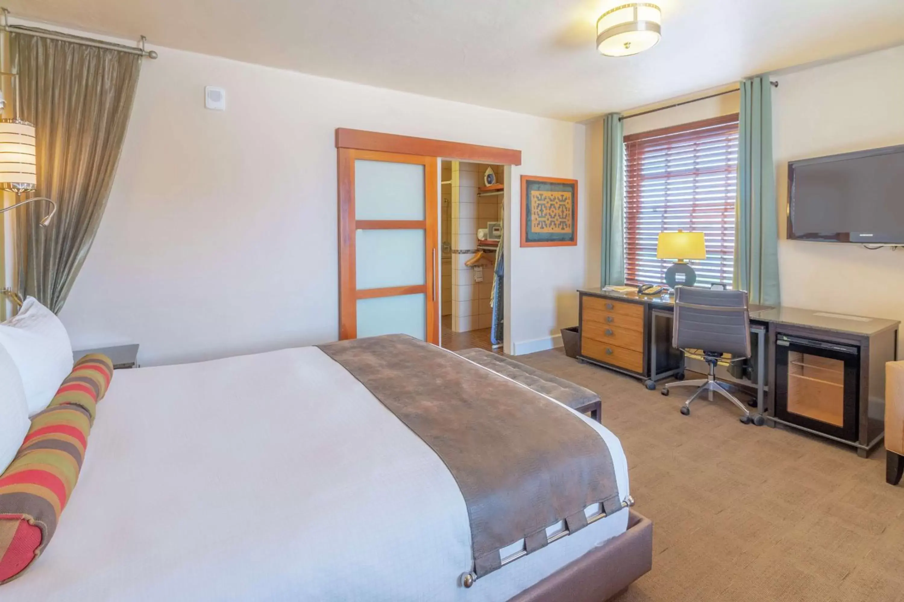 Bedroom, Bed in Hotel Andaluz Albuquerque, Curio Collection By Hilton