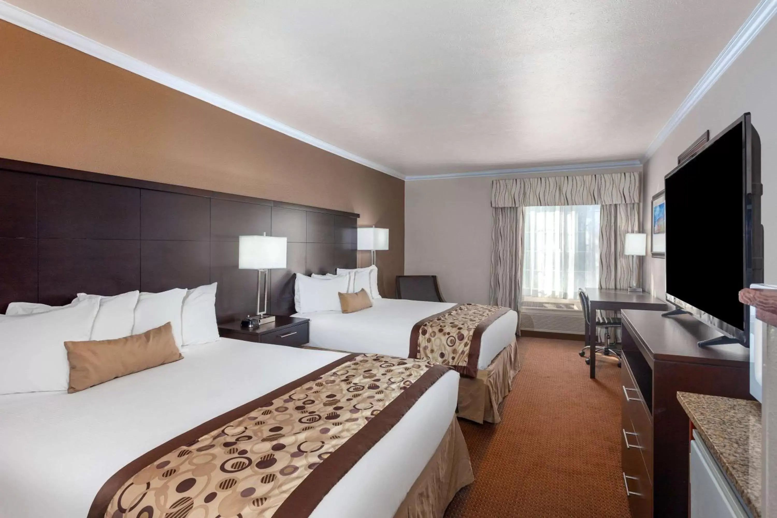 Photo of the whole room, Bed in Ramada by Wyndham Moses Lake