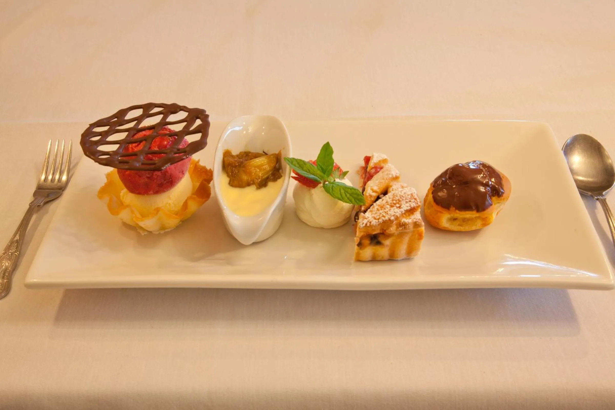 Restaurant/places to eat in Woodhill House