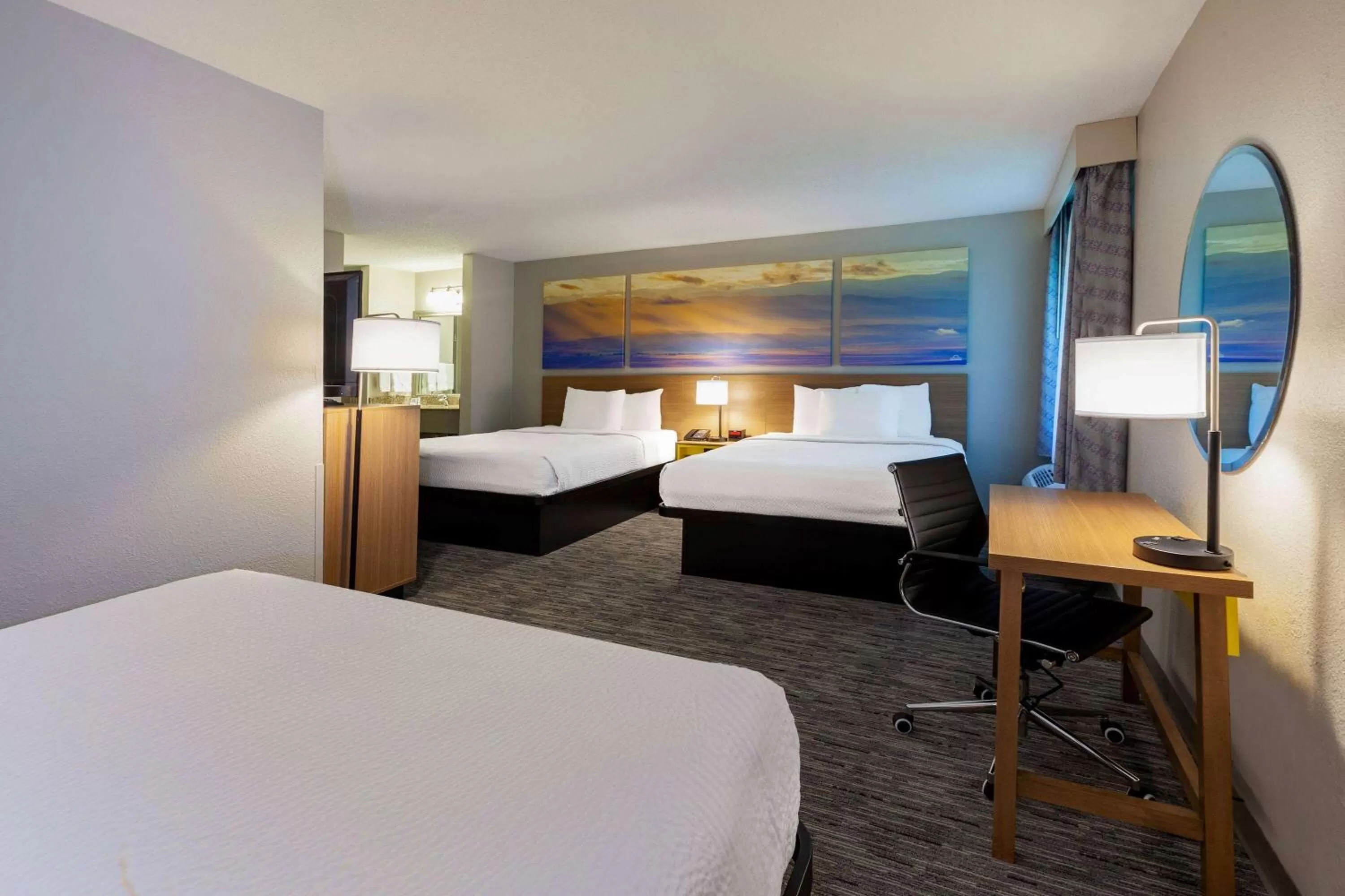 Photo of the whole room, Bed in Days Inn by Wyndham Racine/Sturtevant