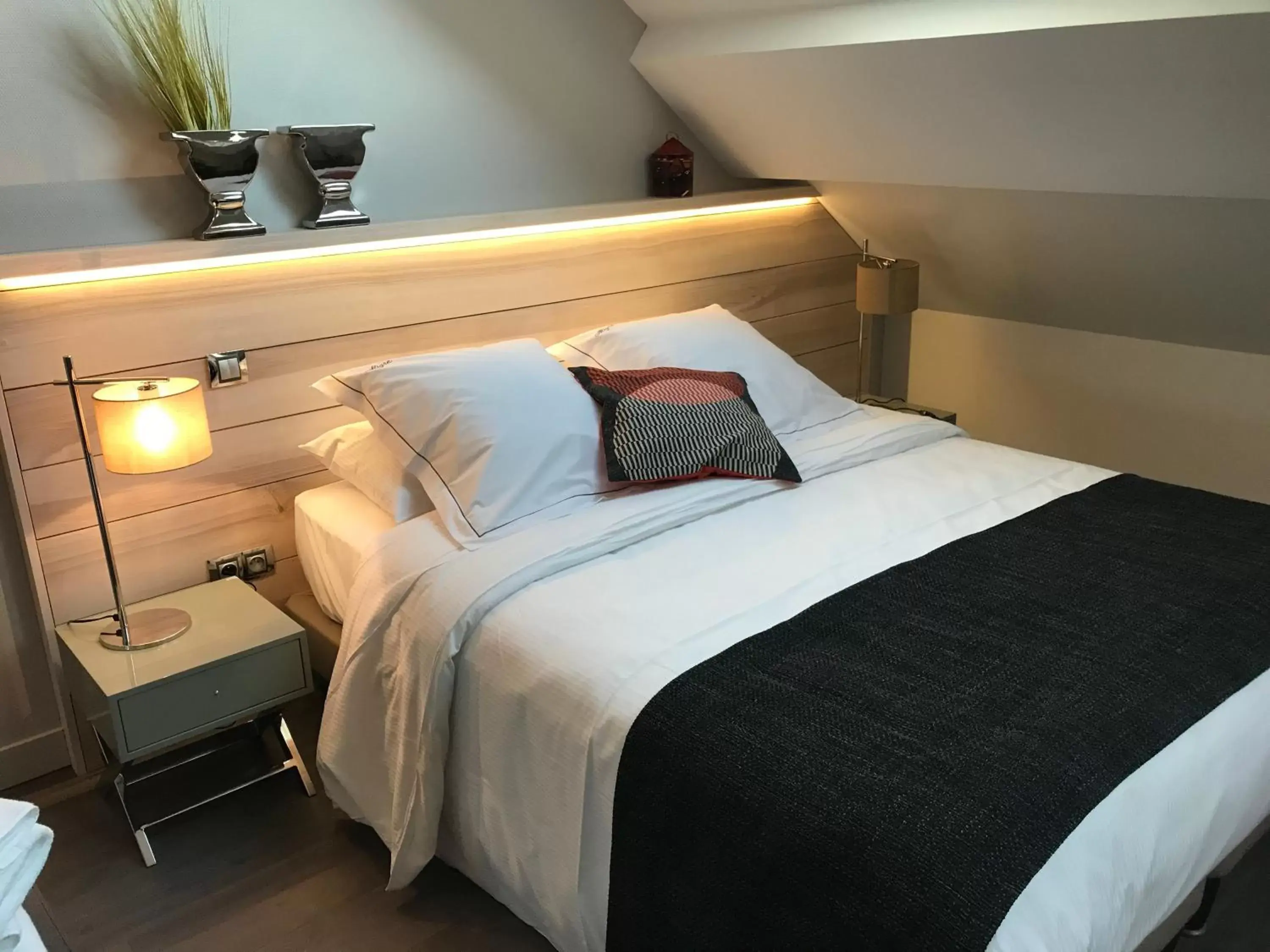 Bed in LOGIS Hotel-Restaurant Le Relais d'Aligre