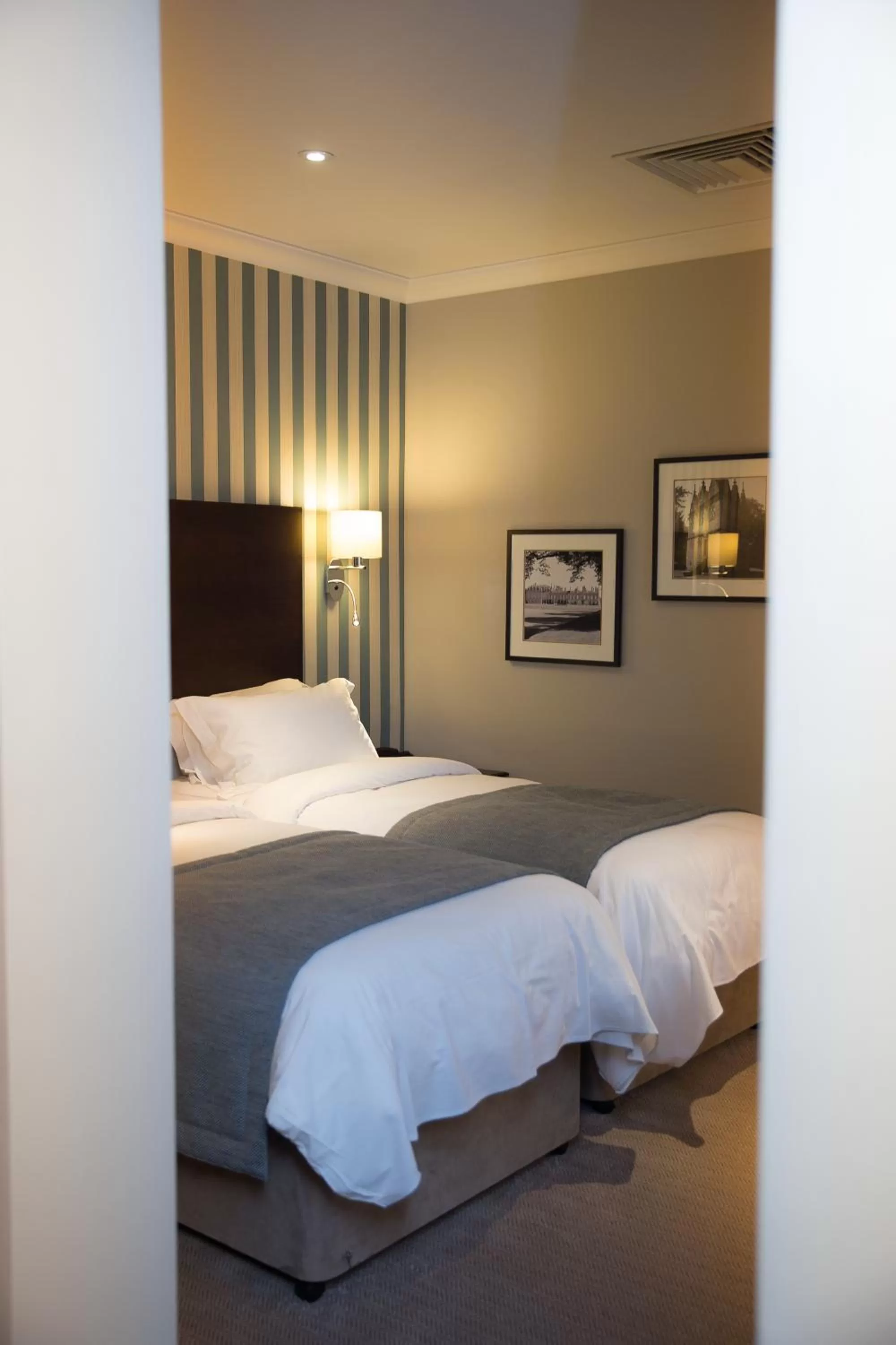 Shower, Bed in Kettering Park Hotel and Spa