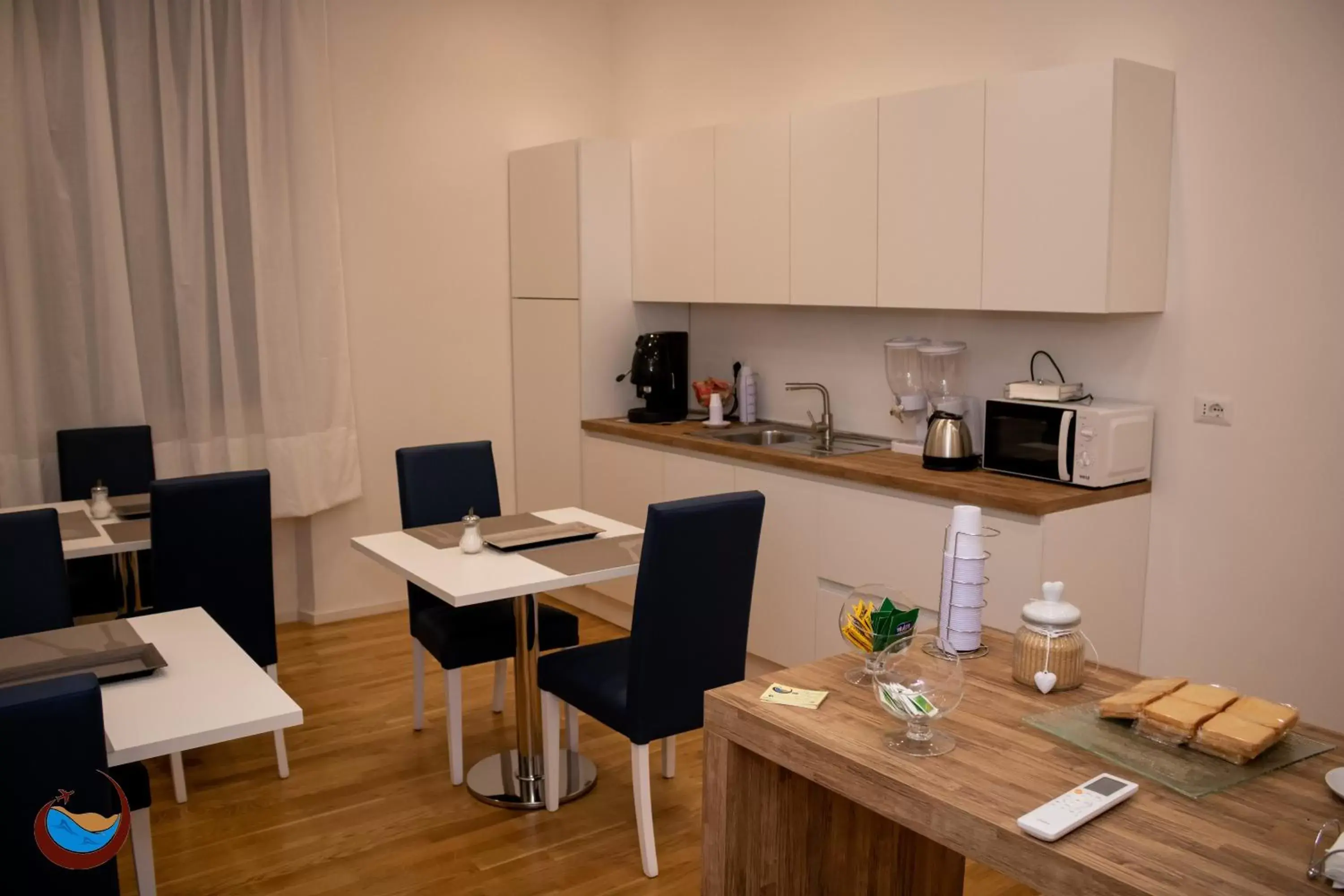 Communal kitchen, Dining Area in Beauty House Via Veneto