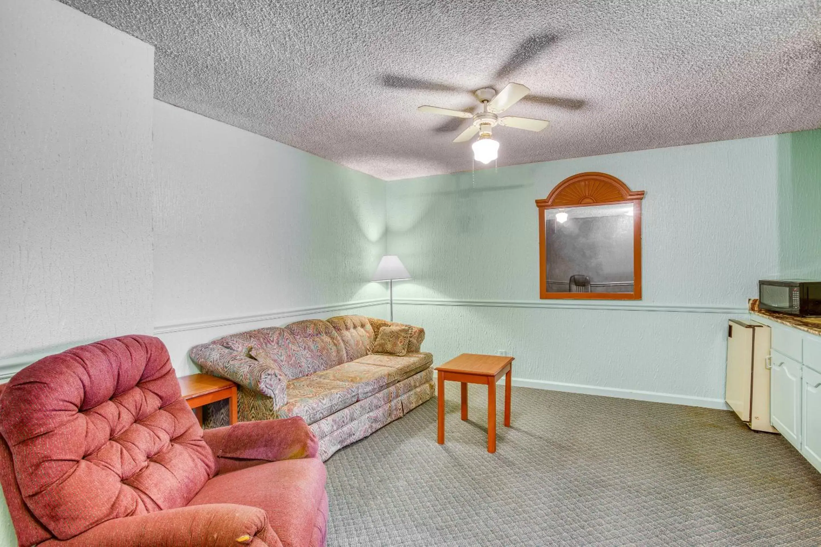 Seating Area in OYO Townhouse Tulsa Woodland Hills